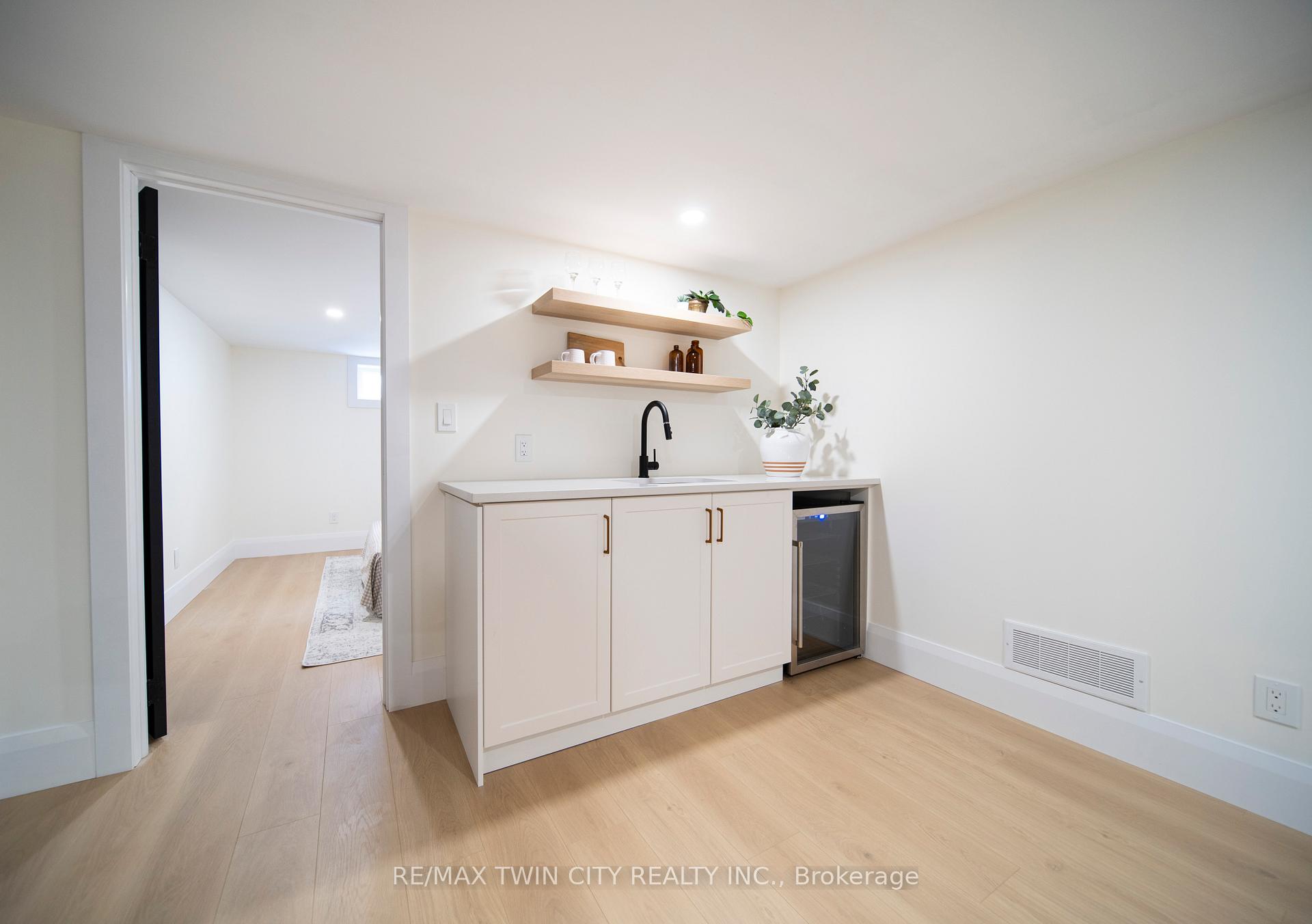 Photo 33 of 400 Dumfries Avenue, Kitchener — HOMEH