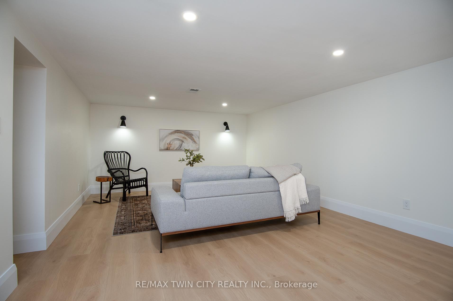 Photo 34 of 400 Dumfries Avenue, Kitchener — HOMEH
