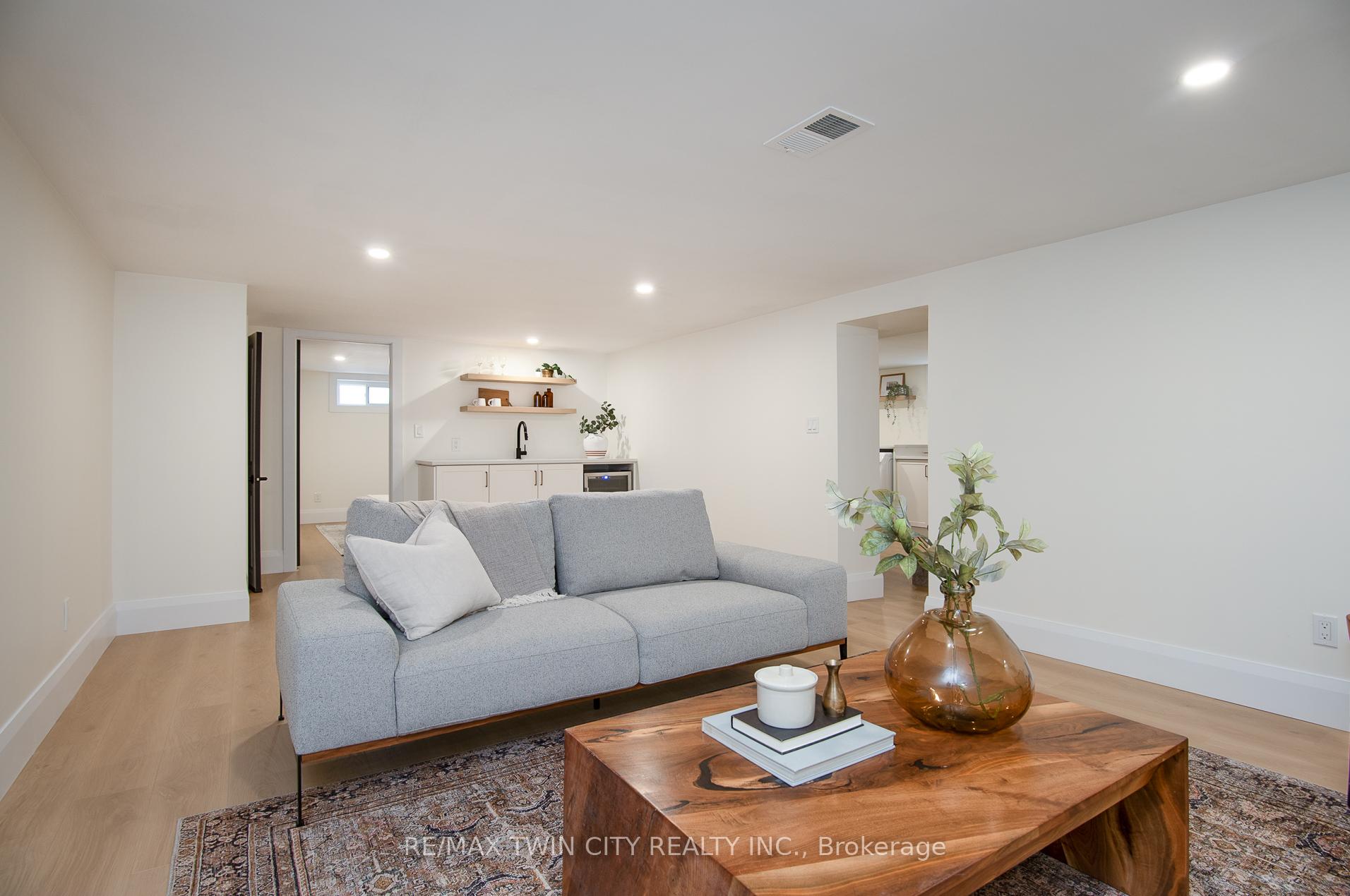 Photo 35 of 400 Dumfries Avenue, Kitchener — HOMEH