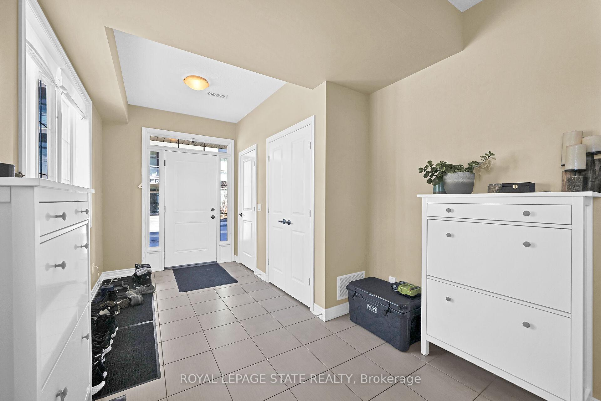 Photo 4 of 36 Southshore Crescent, Hamilton, Stoney Creek — HOMEH