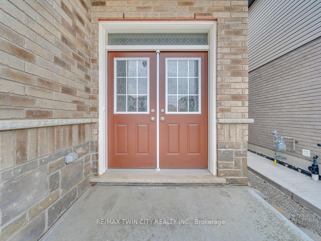 Photo 2 of 52 Saddlebrook Court, Kitchener — HOMEH