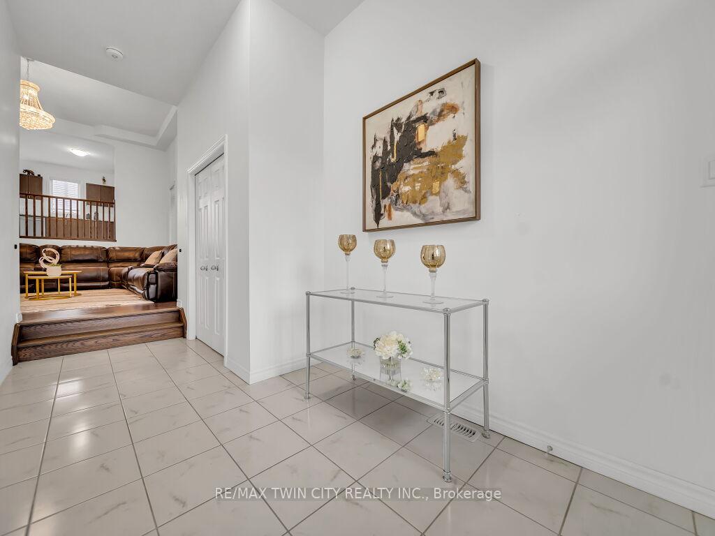 Photo 3 of 52 Saddlebrook Court, Kitchener — HOMEH