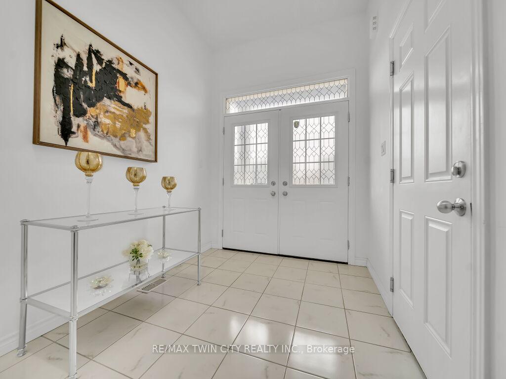 Photo 4 of 52 Saddlebrook Court, Kitchener — HOMEH