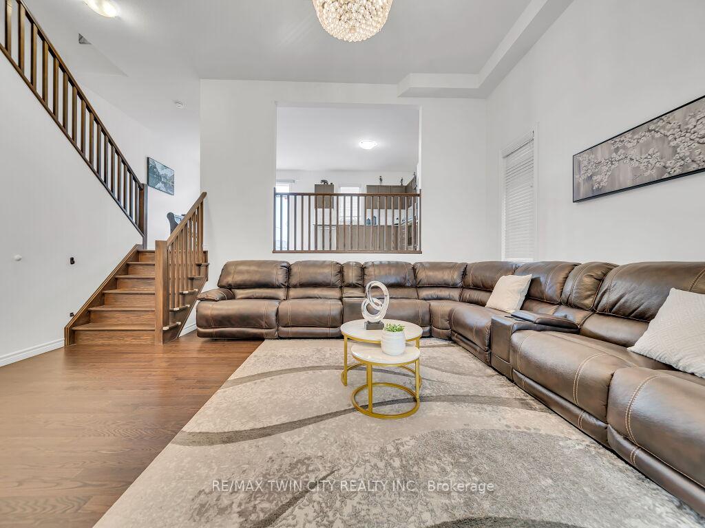 Photo 5 of 52 Saddlebrook Court, Kitchener — HOMEH