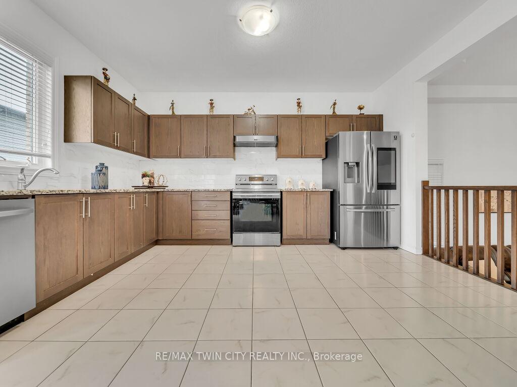 Photo 10 of 52 Saddlebrook Court, Kitchener — HOMEH