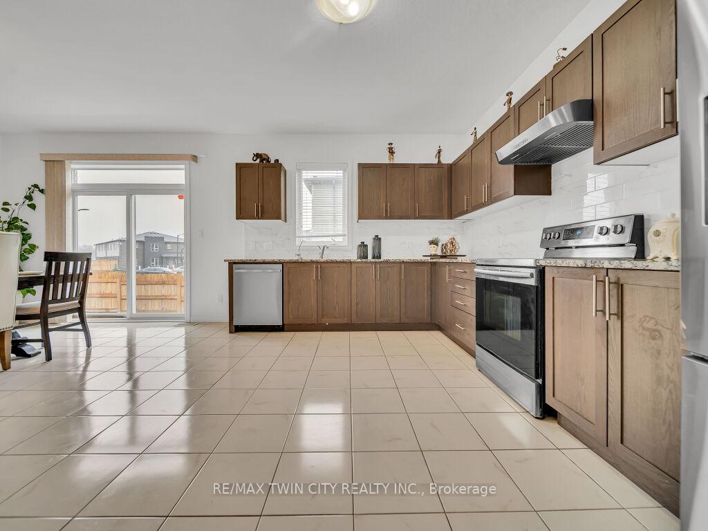 Photo 11 of 52 Saddlebrook Court, Kitchener — HOMEH
