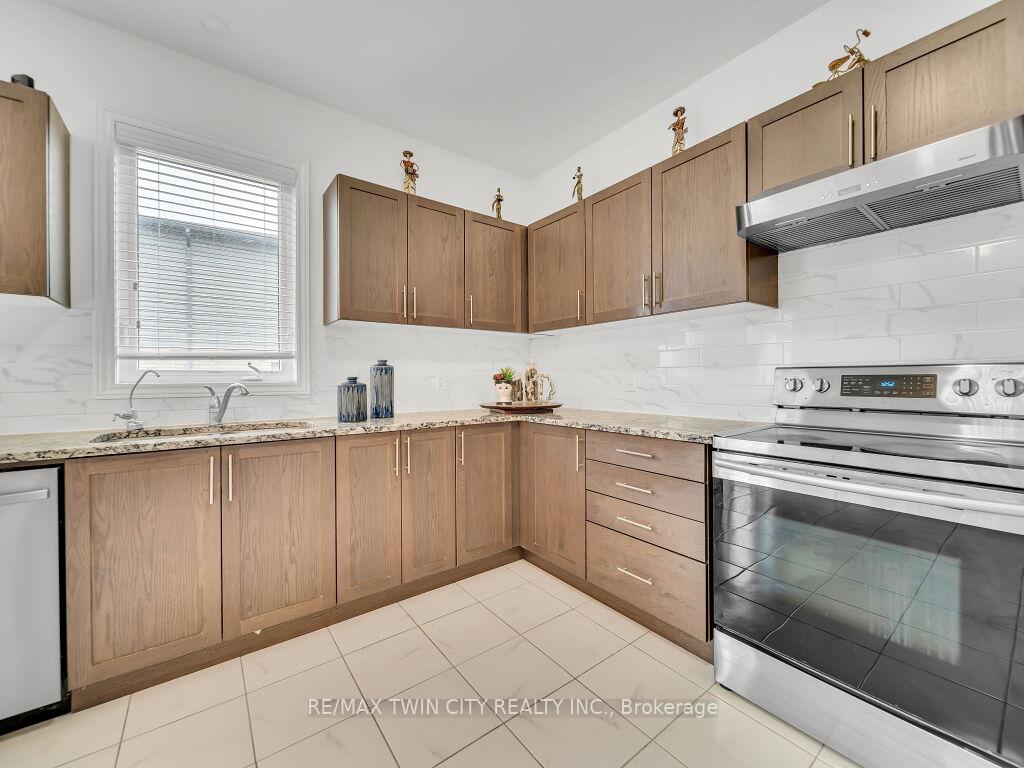 Photo 12 of 52 Saddlebrook Court, Kitchener — HOMEH