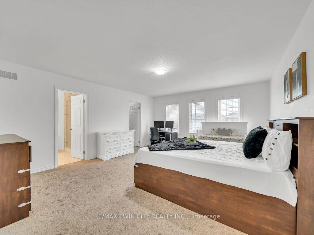 Photo 18 of 52 Saddlebrook Court, Kitchener — HOMEH