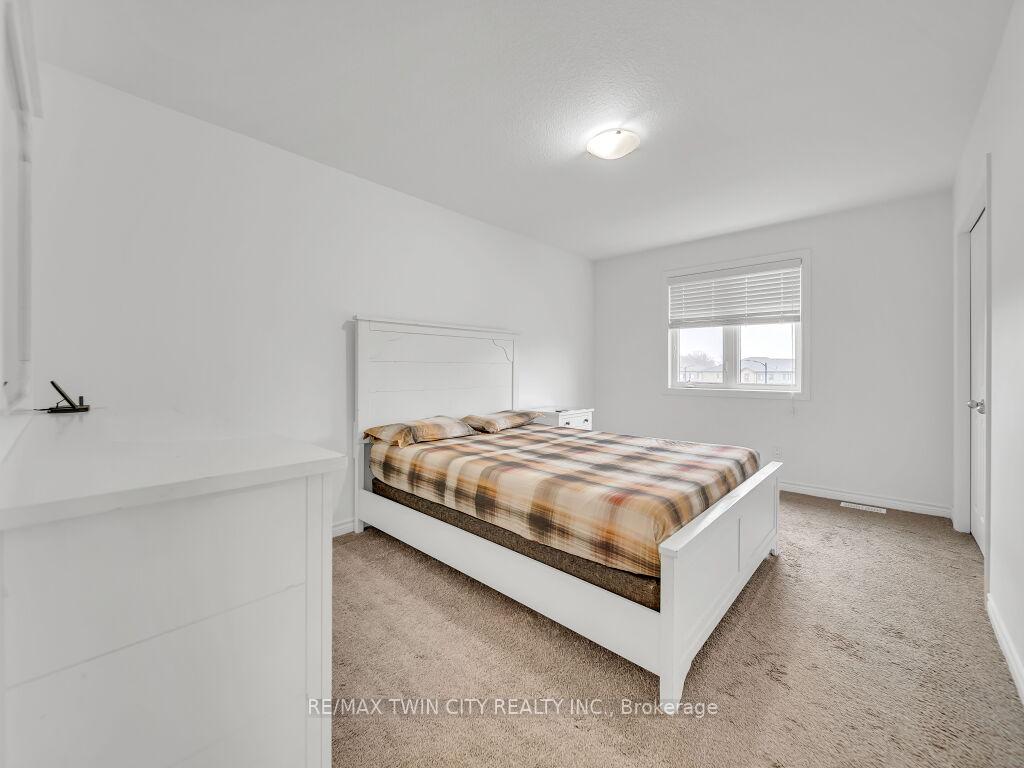 Photo 23 of 52 Saddlebrook Court, Kitchener — HOMEH