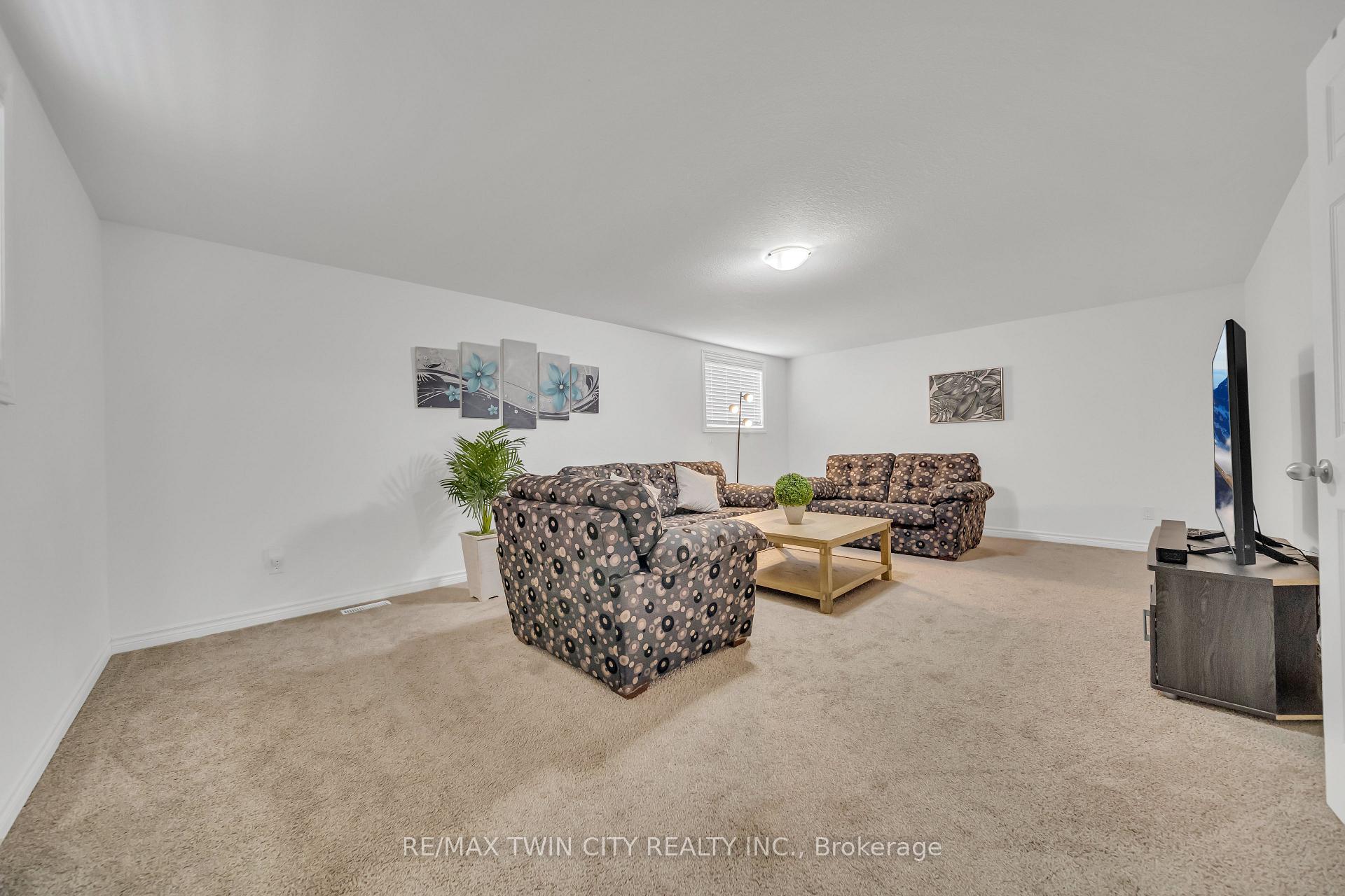Photo 32 of 52 Saddlebrook Court, Kitchener — HOMEH