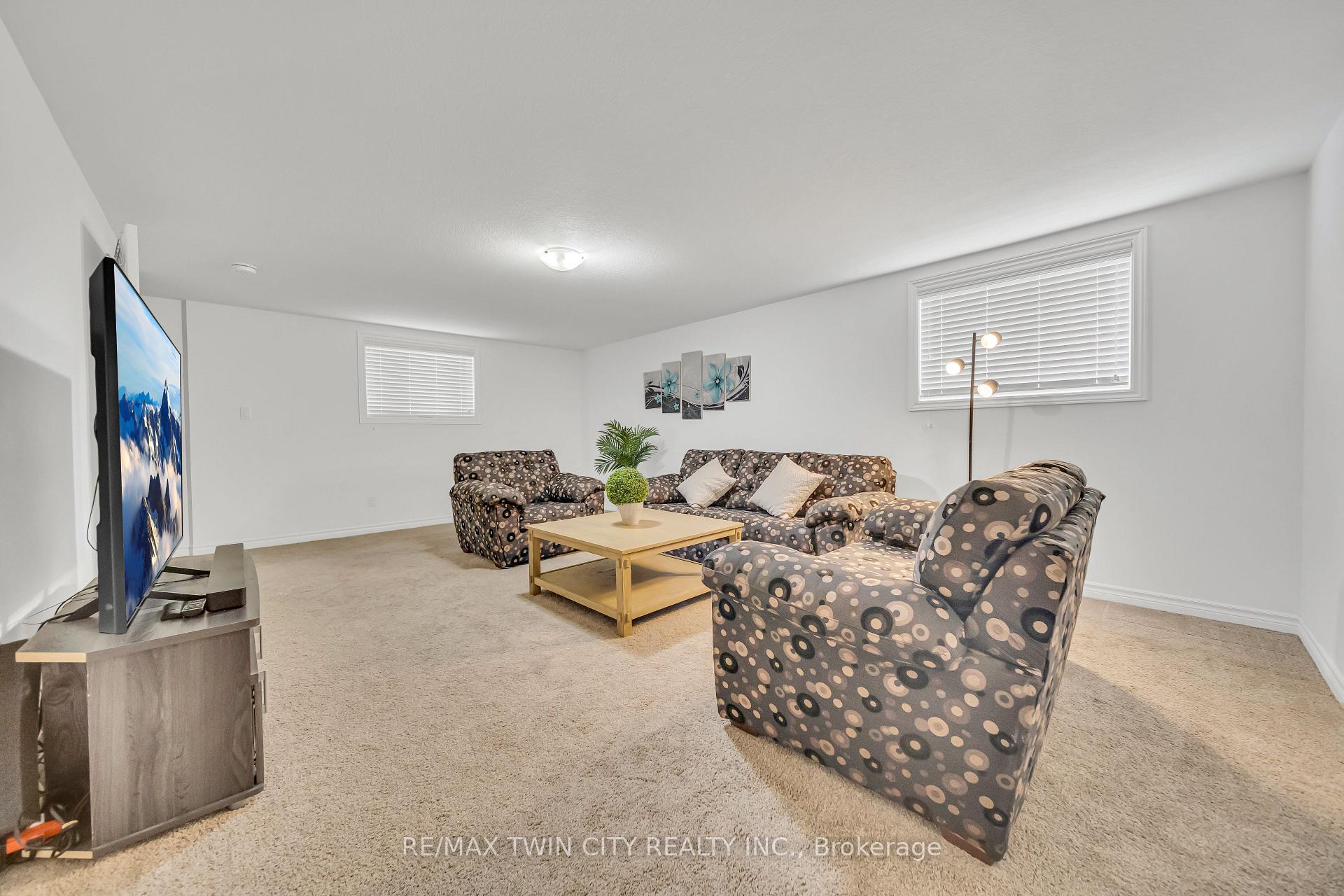 Photo 33 of 52 Saddlebrook Court, Kitchener — HOMEH