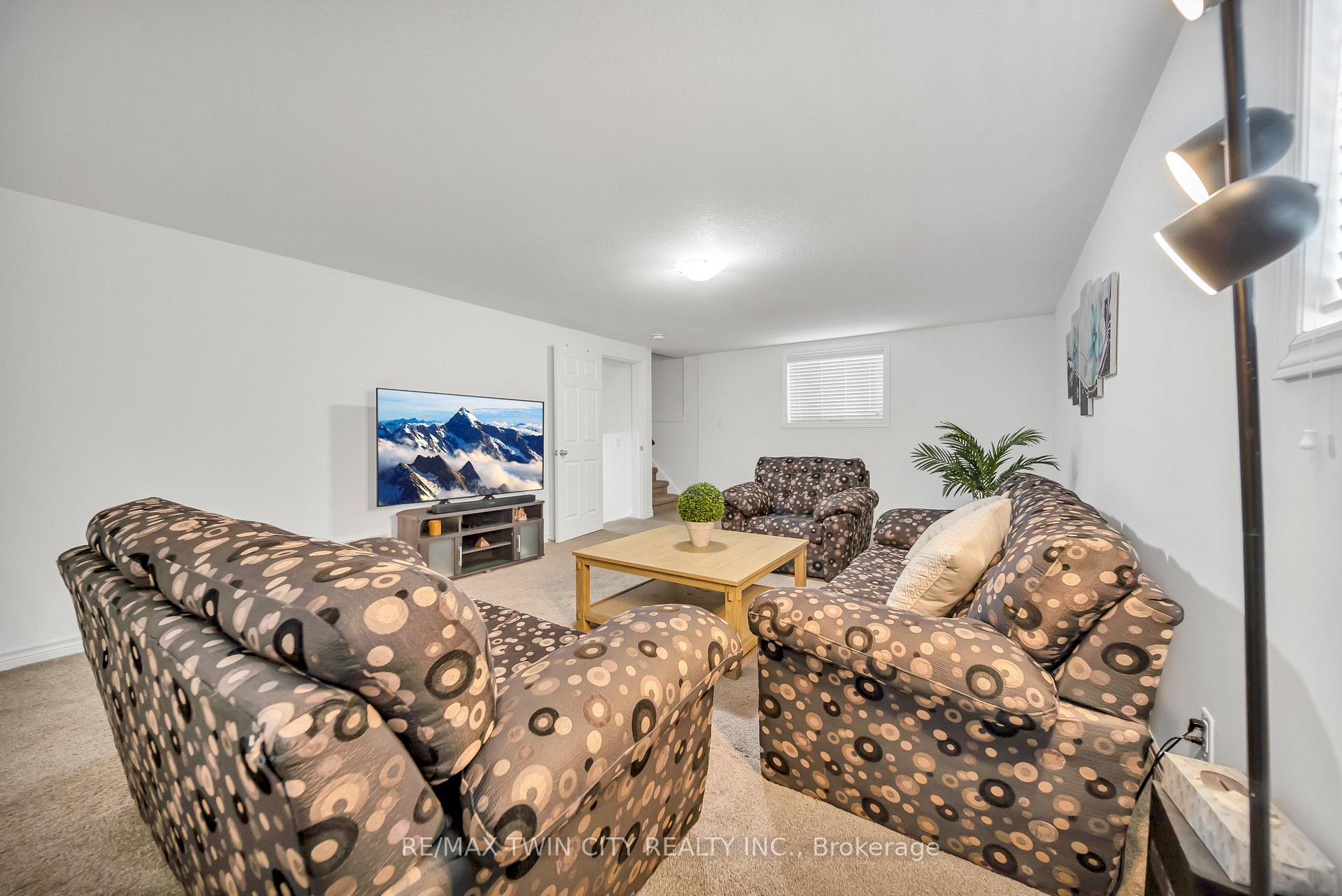 Photo 34 of 52 Saddlebrook Court, Kitchener — HOMEH
