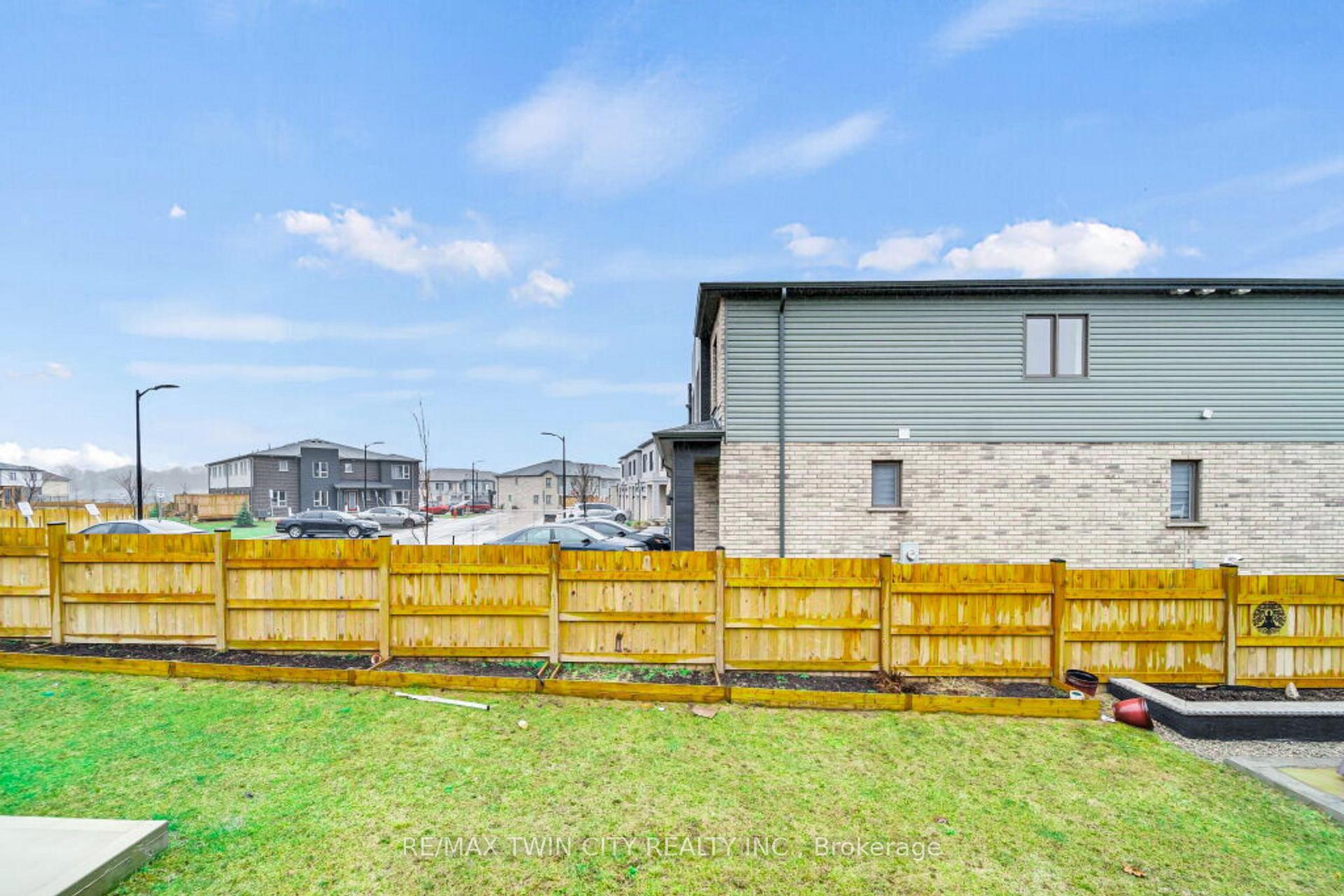 Photo 38 of 52 Saddlebrook Court, Kitchener — HOMEH