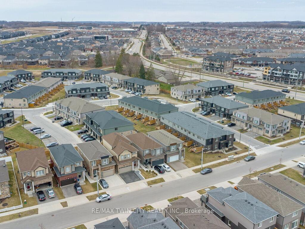 Photo 42 of 52 Saddlebrook Court, Kitchener — HOMEH