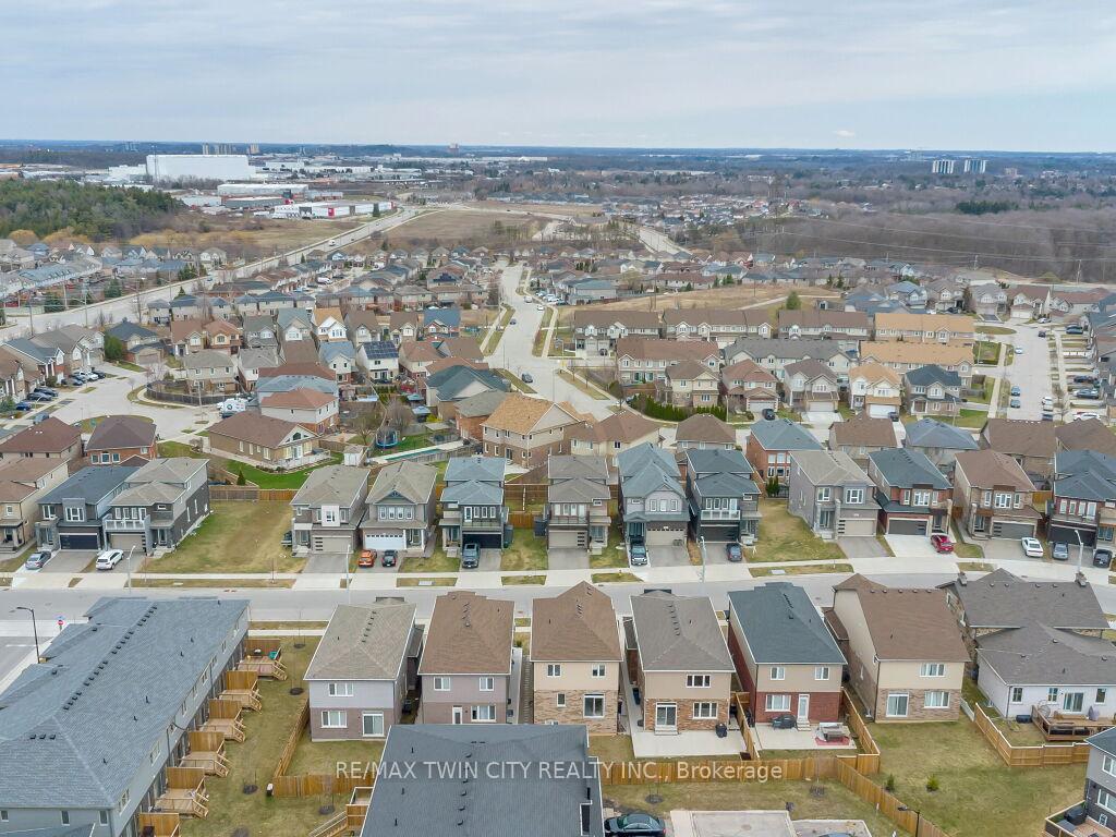 Photo 43 of 52 Saddlebrook Court, Kitchener — HOMEH