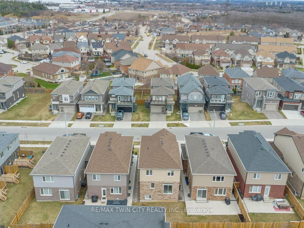 Photo 44 of 52 Saddlebrook Court, Kitchener — HOMEH