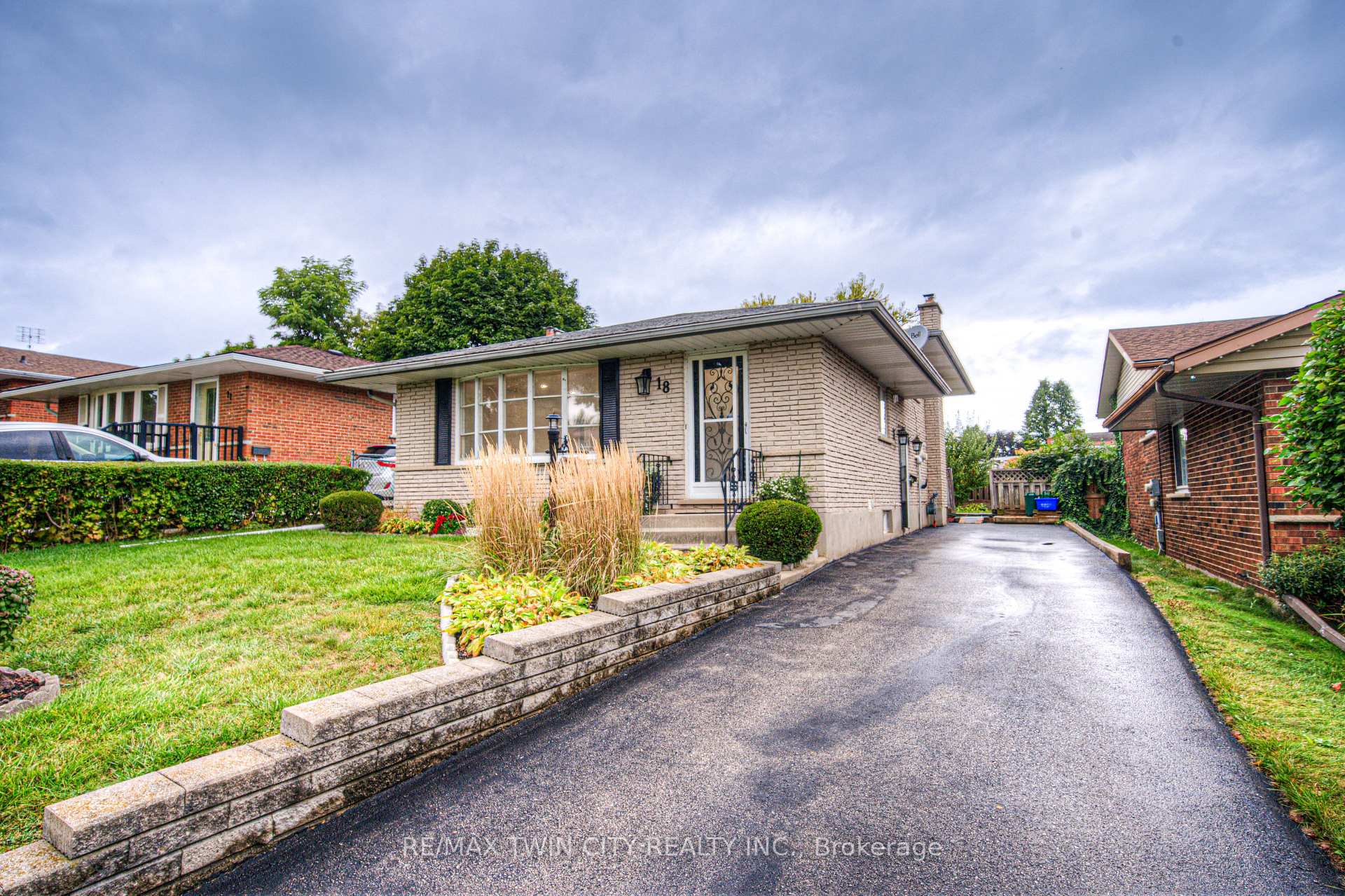 Photo 1 of 18 Bosworth Crescent, Kitchener — HOMEH