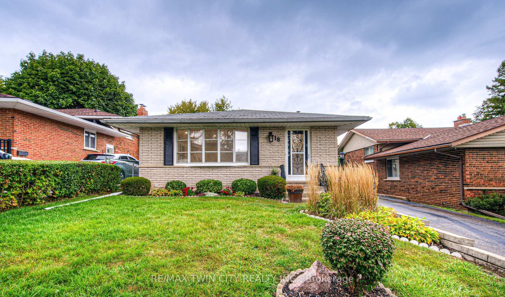 Photo 2 of 18 Bosworth Crescent, Kitchener — HOMEH