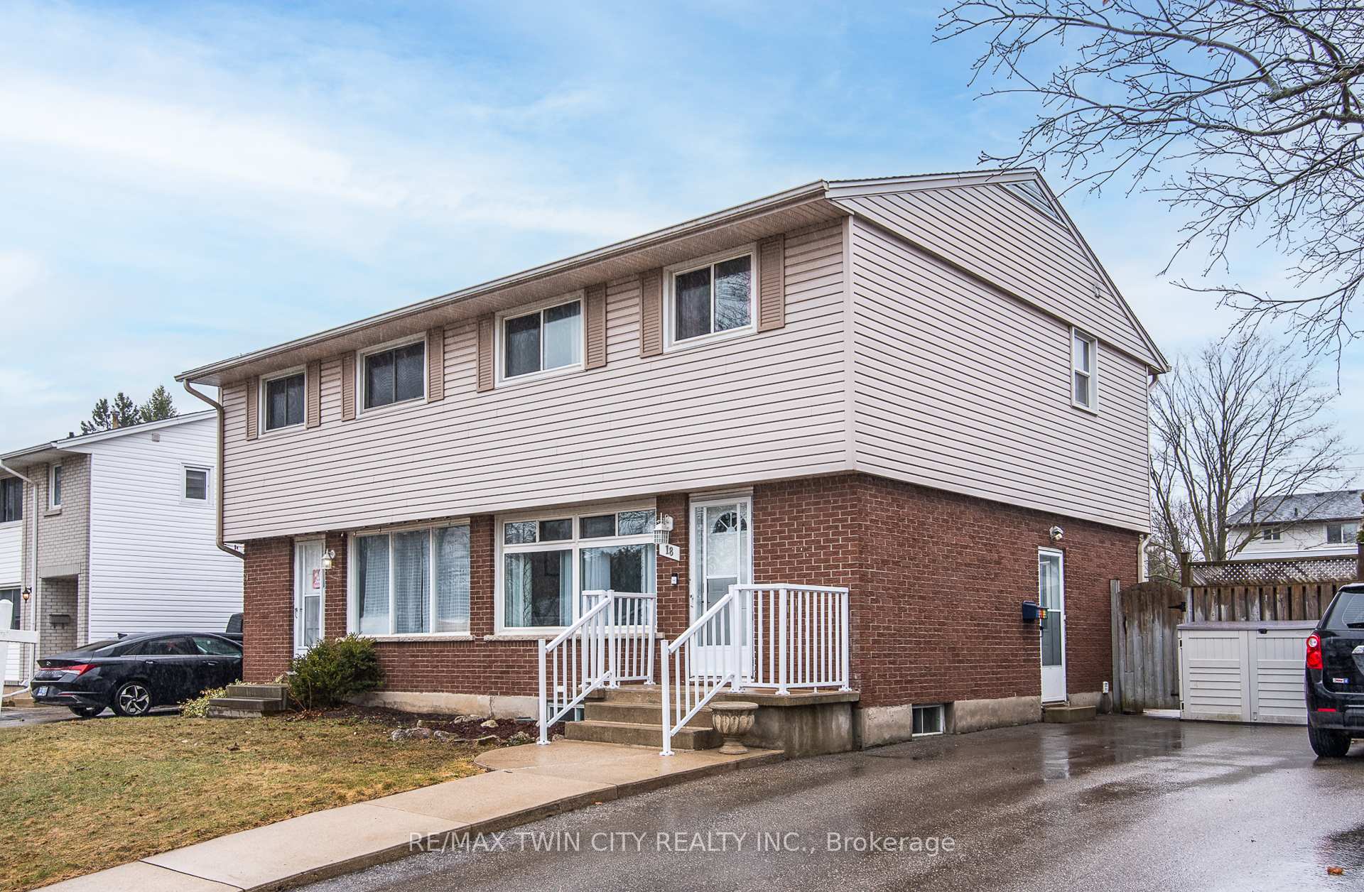 Photo 2 of 18 Lucerne Drive, Kitchener — HOMEH