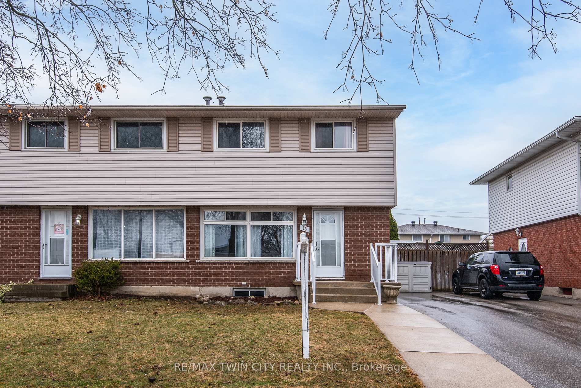 Photo 3 of 18 Lucerne Drive, Kitchener — HOMEH