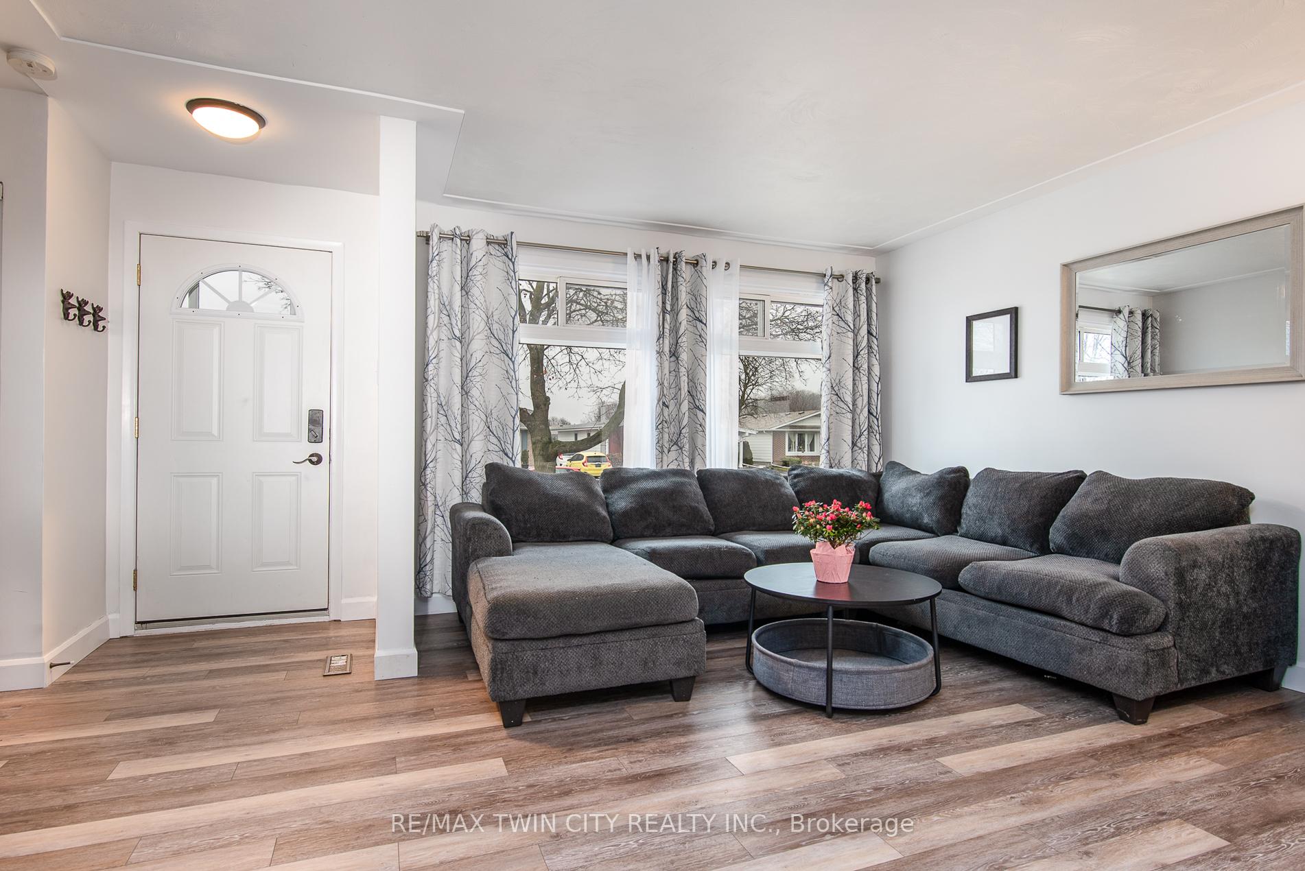 Photo 11 of 18 Lucerne Drive, Kitchener — HOMEH