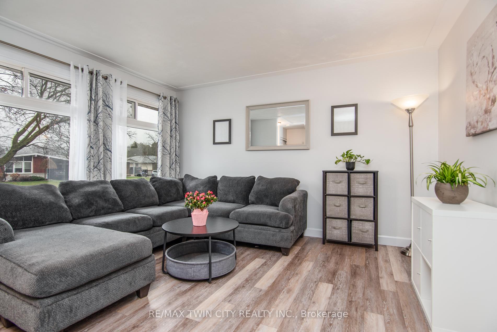 Photo 12 of 18 Lucerne Drive, Kitchener — HOMEH