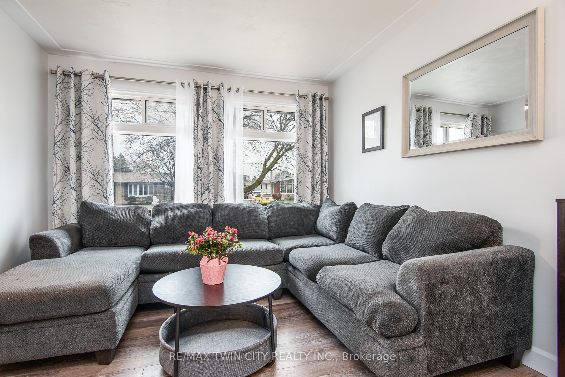 Photo 13 of 18 Lucerne Drive, Kitchener — HOMEH