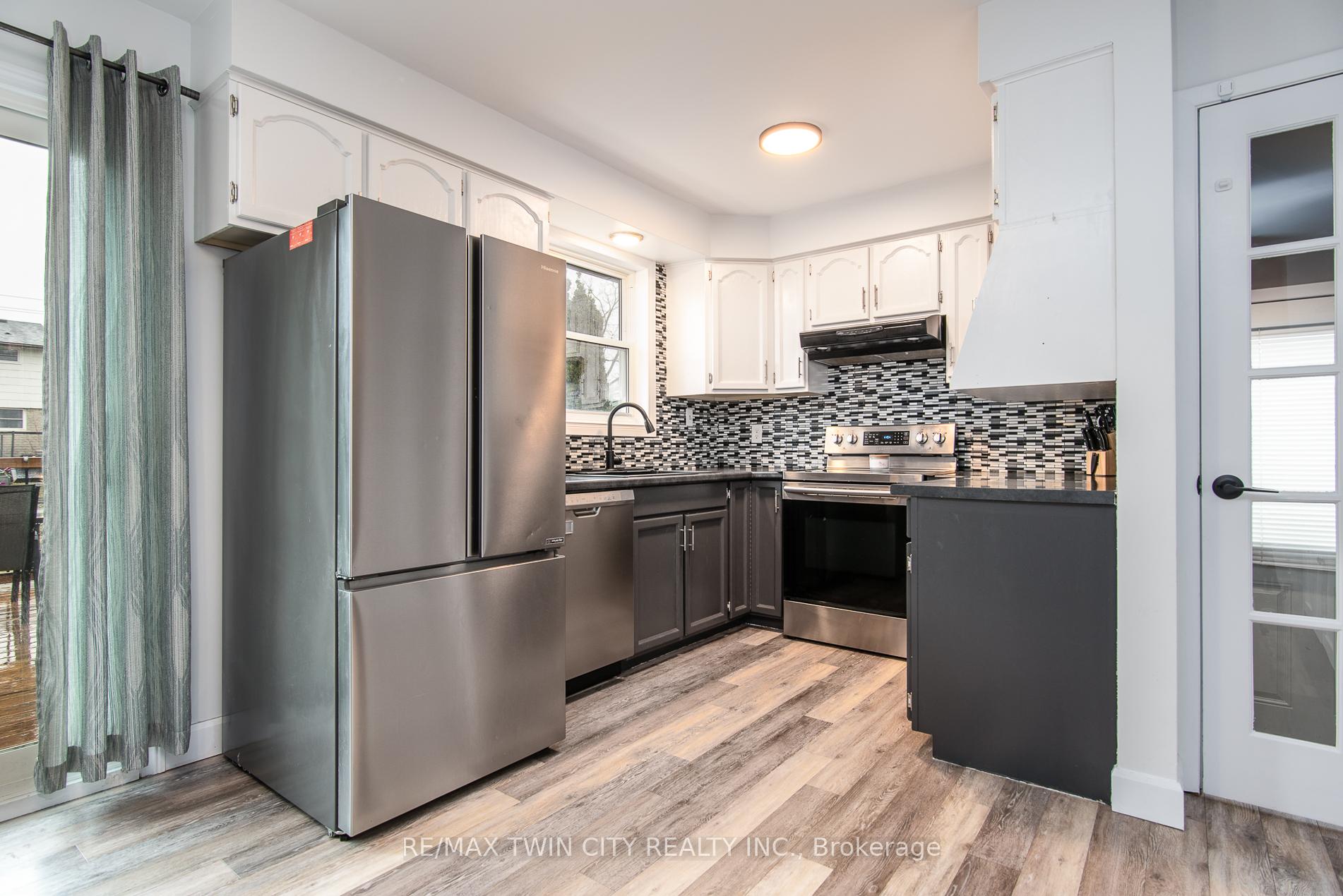 Photo 19 of 18 Lucerne Drive, Kitchener — HOMEH