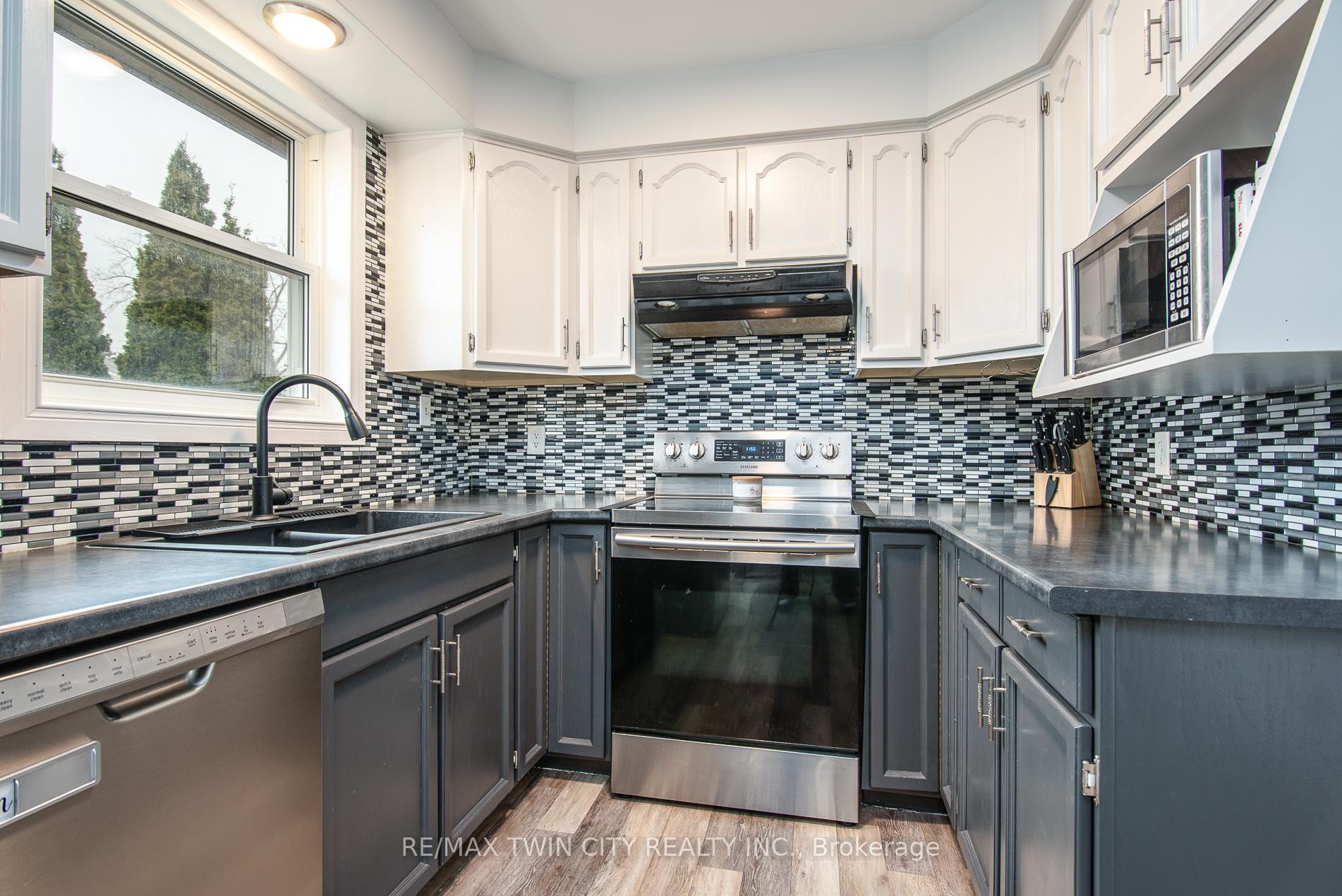 Photo 21 of 18 Lucerne Drive, Kitchener — HOMEH
