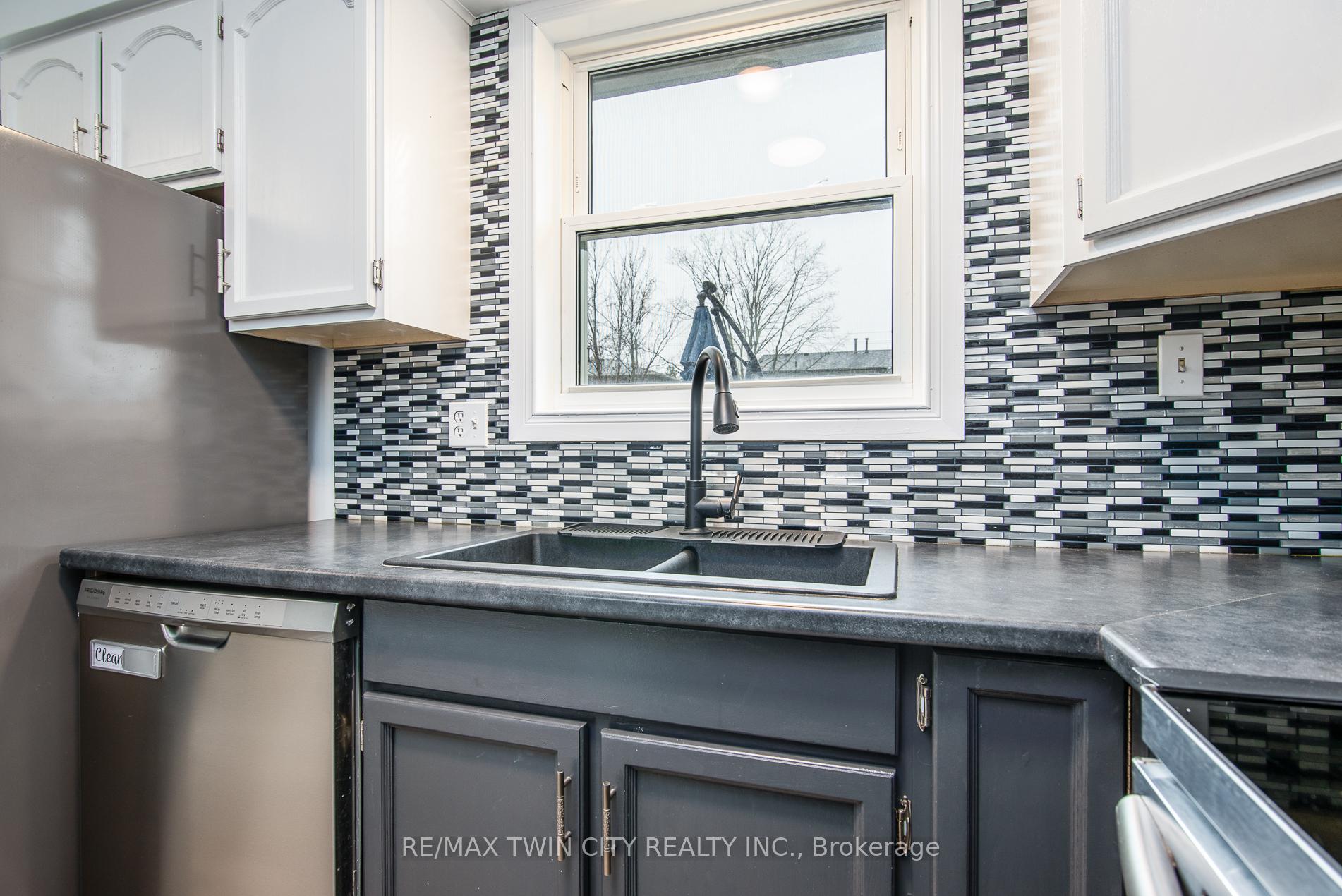 Photo 23 of 18 Lucerne Drive, Kitchener — HOMEH