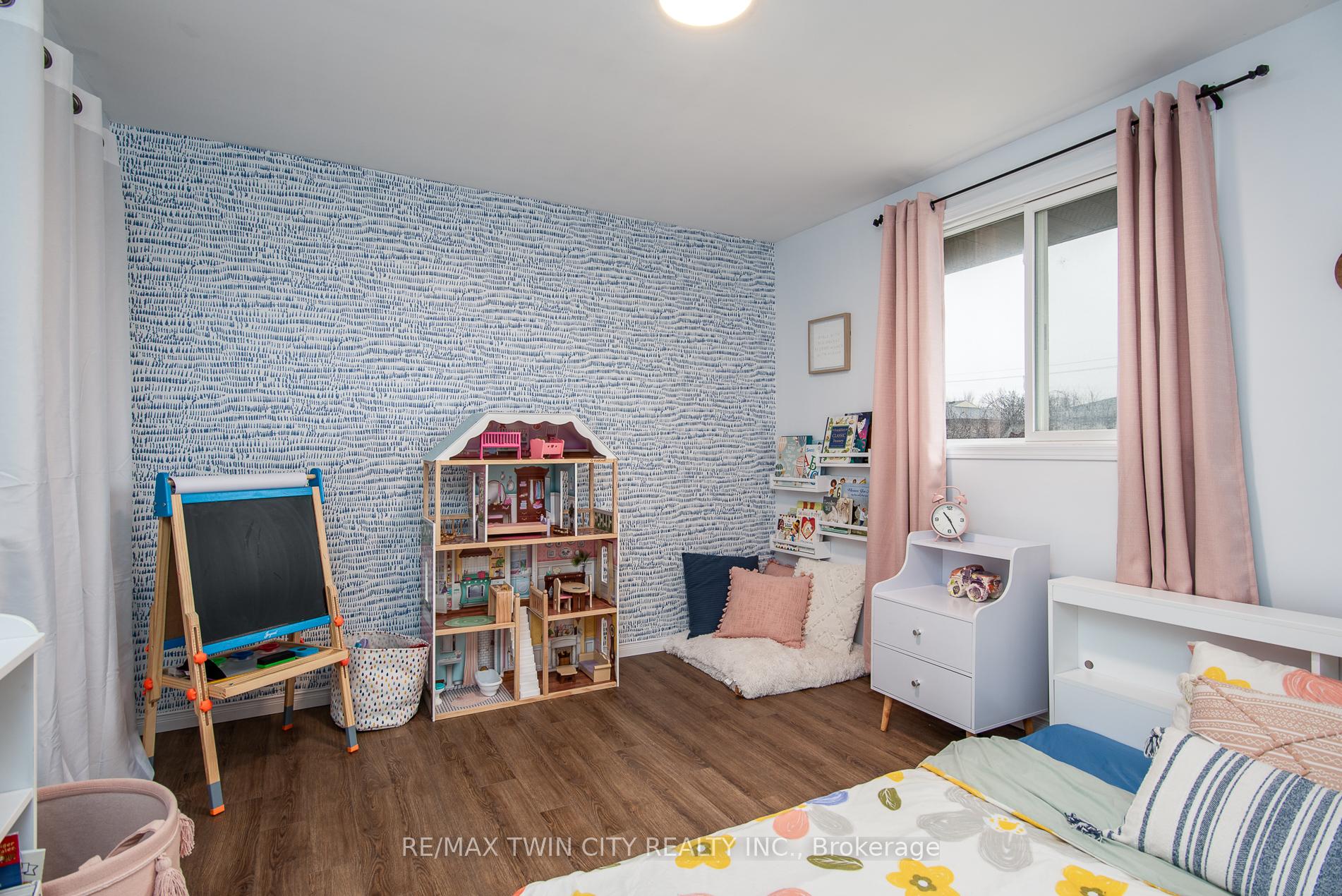 Photo 36 of 18 Lucerne Drive, Kitchener — HOMEH