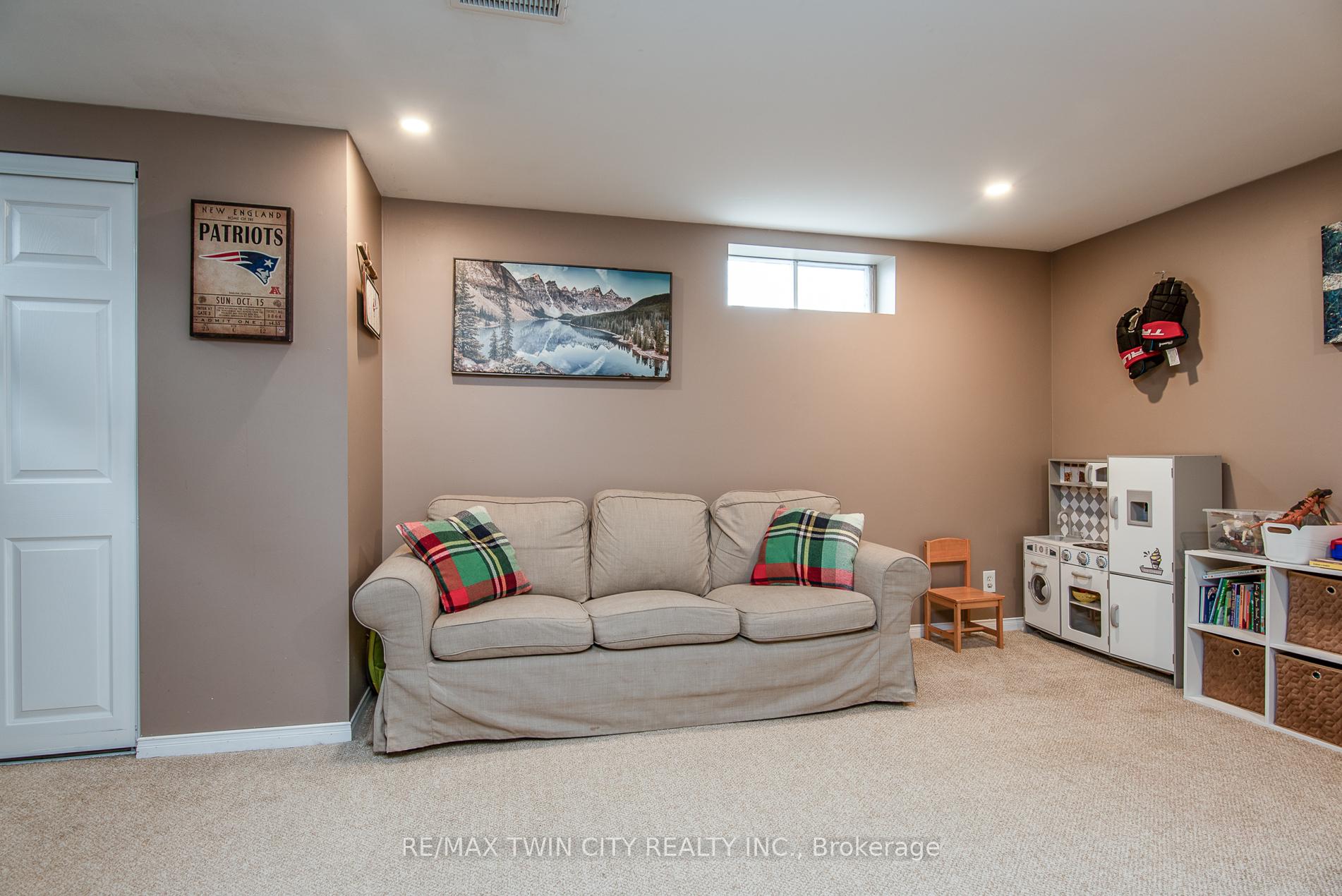 Photo 40 of 18 Lucerne Drive, Kitchener — HOMEH