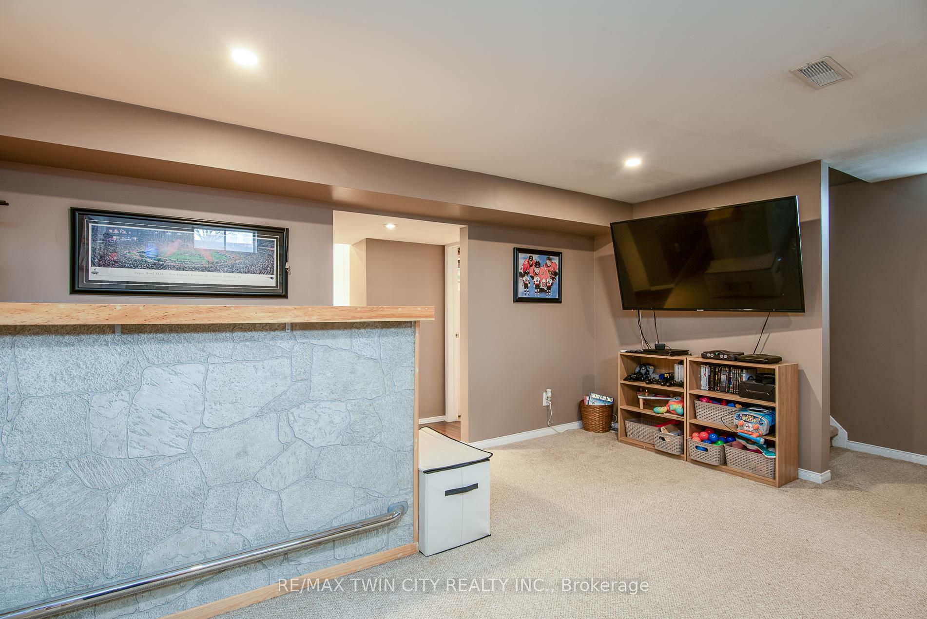 Photo 42 of 18 Lucerne Drive, Kitchener — HOMEH