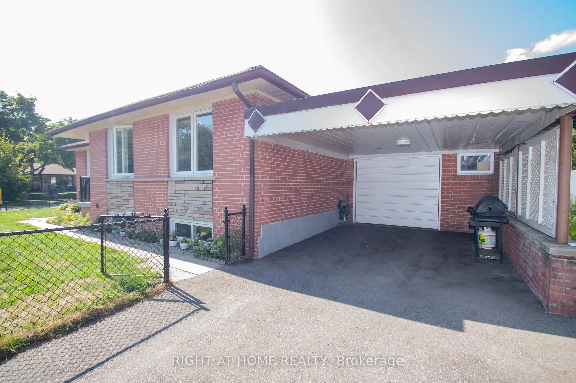Photo 38 of 65 Bridgenorth Crescent, Etobicoke, Thistletown-Beaumonde Heights — HOMEH