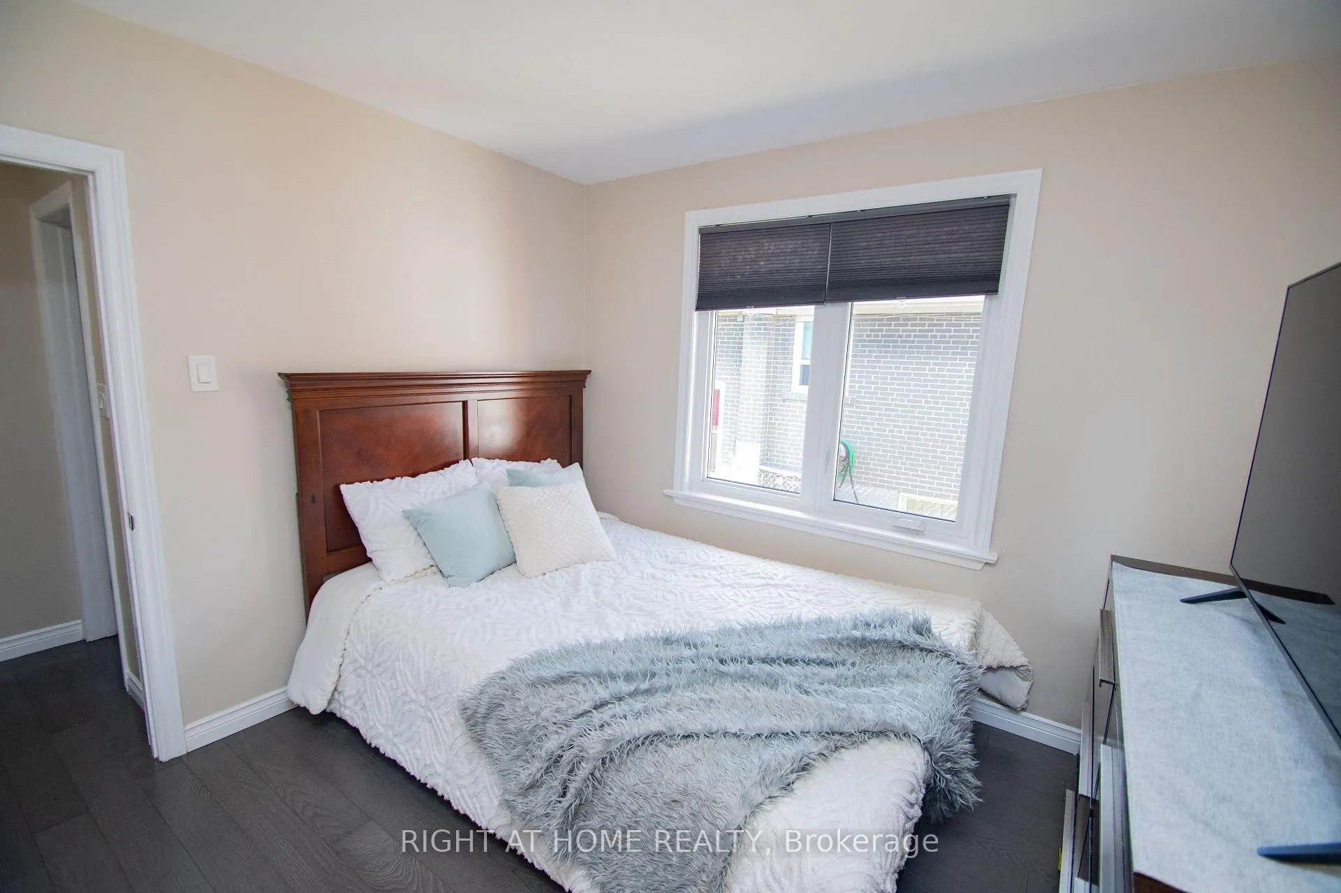 Photo 6 of 65 Bridgenorth Crescent, Etobicoke, Thistletown-Beaumonde Heights — HOMEH