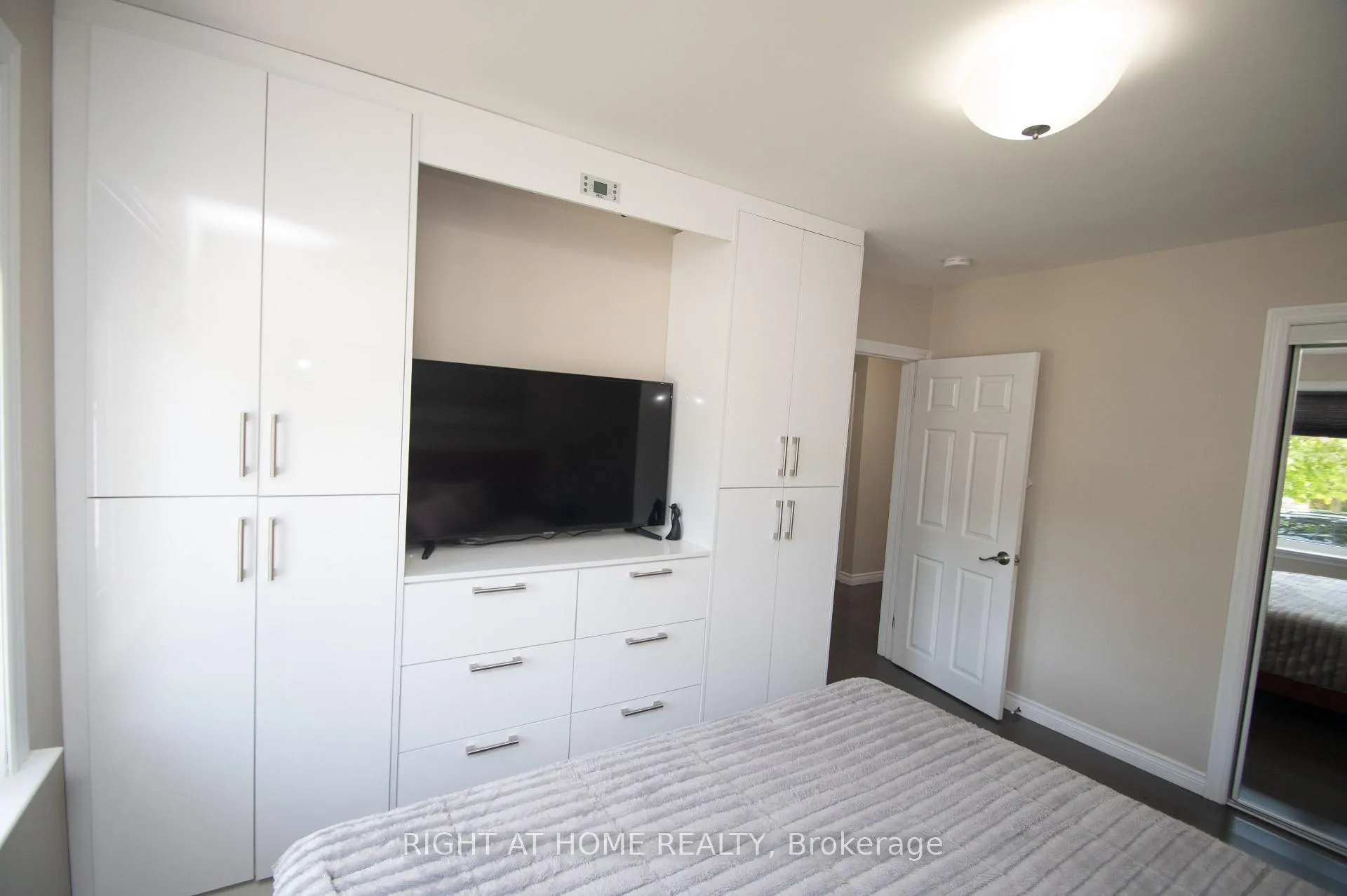 Photo 9 of 65 Bridgenorth Crescent, Etobicoke, Thistletown-Beaumonde Heights — HOMEH