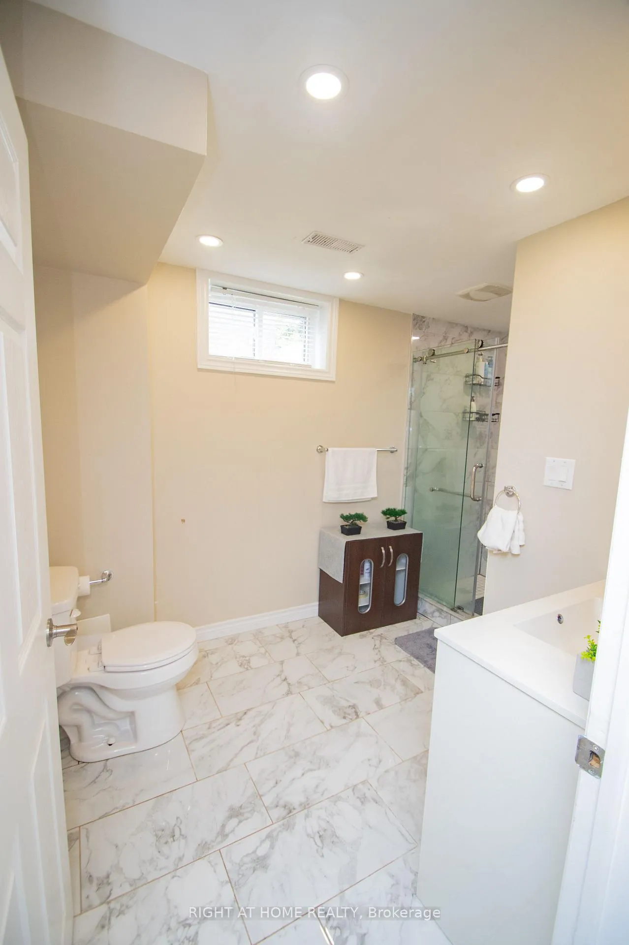 Photo 35 of 65 Bridgenorth Crescent, Etobicoke, Thistletown-Beaumonde Heights — HOMEH
