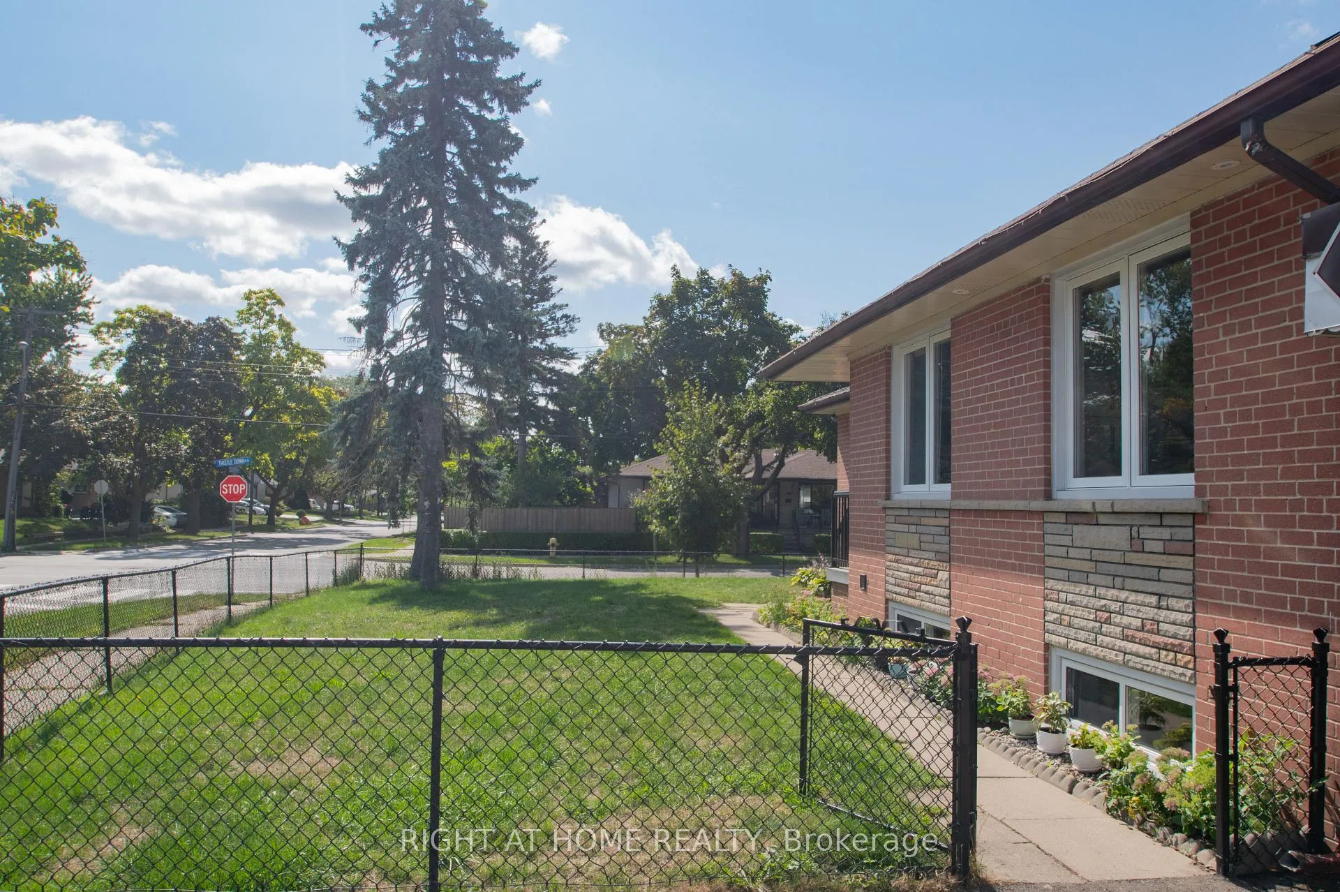 Photo 37 of 65 Bridgenorth Crescent, Etobicoke, Thistletown-Beaumonde Heights — HOMEH
