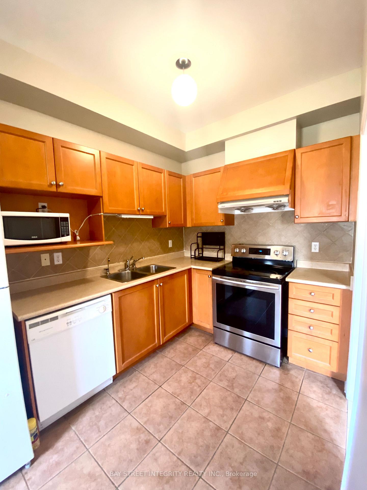 Photo 4 of 52 John Gary Drive, Markham, Village Green-South Unionville — HOMEH