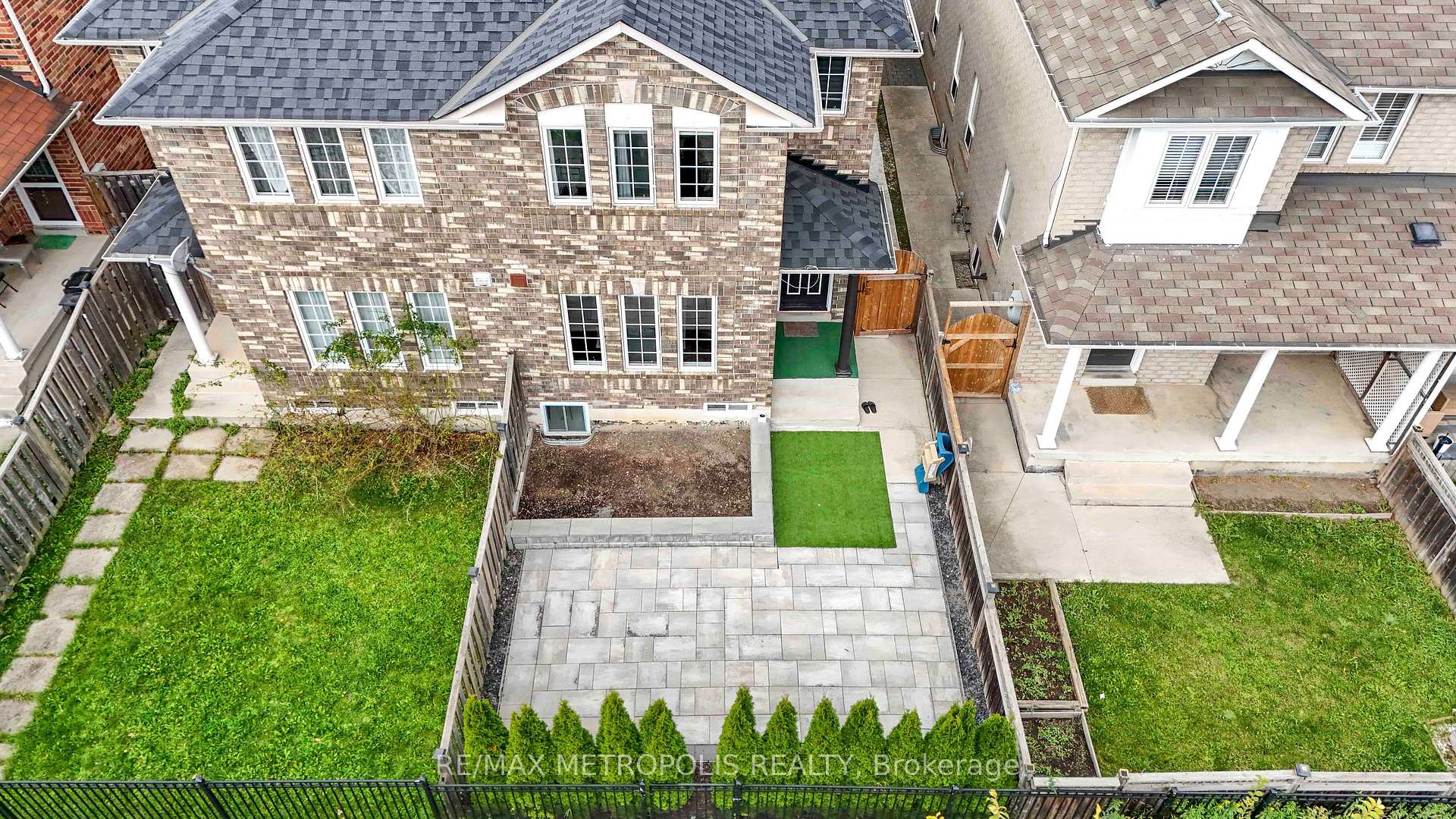 Photo 5 of 1316 Mowat Lane, Milton, Dempsey — HOMEH