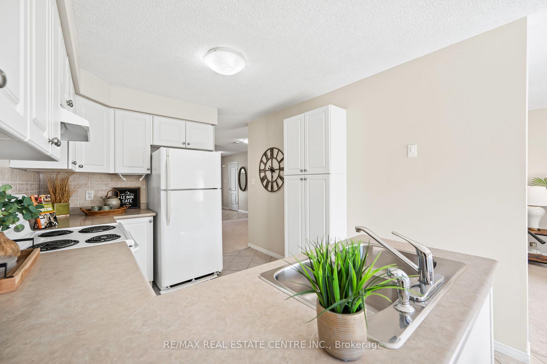 Photo 16 of 563 Commonwealth Crescent, Kitchener — HOMEH
