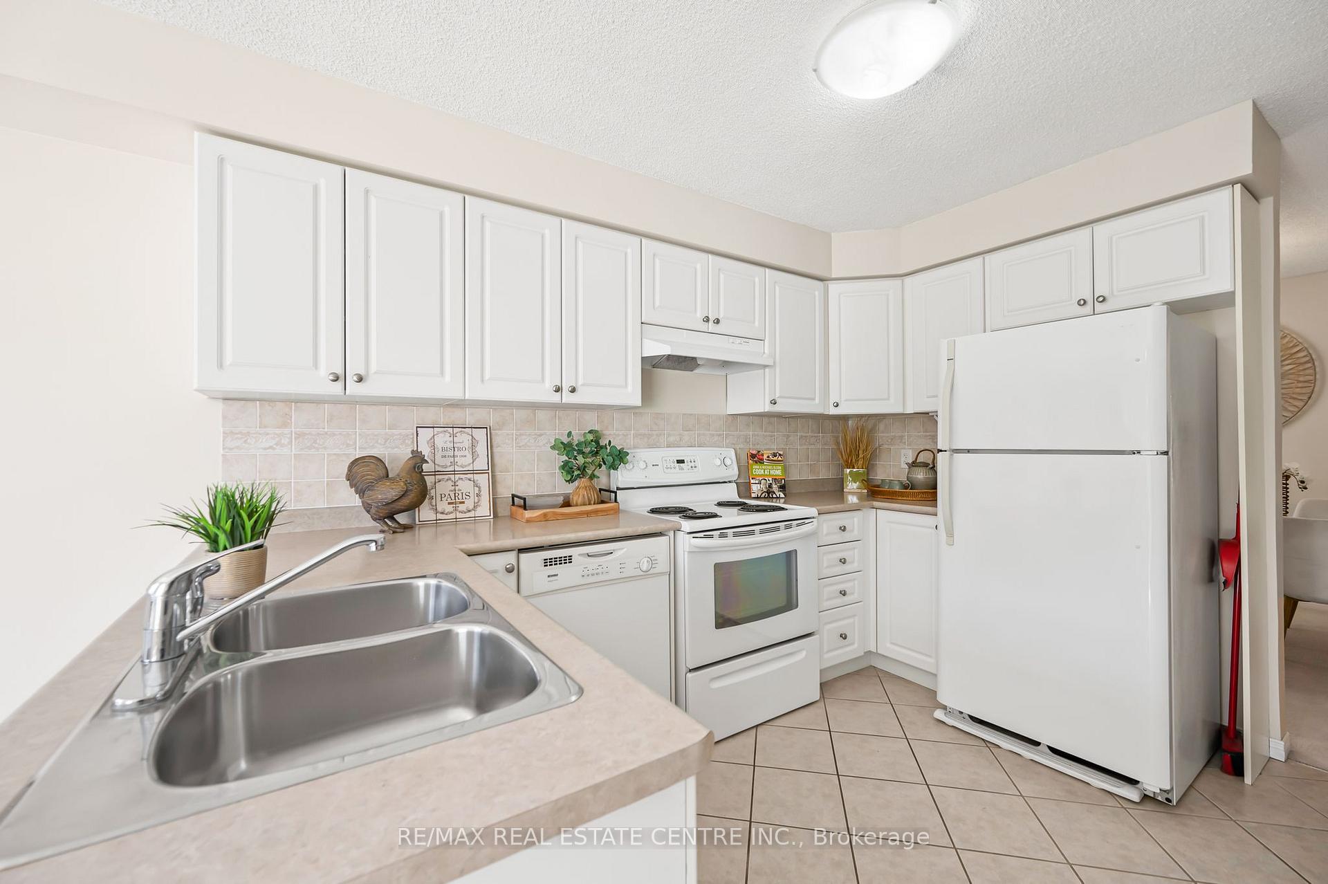 Photo 17 of 563 Commonwealth Crescent, Kitchener — HOMEH