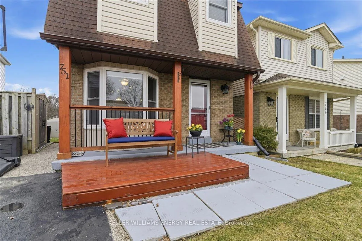 Photo 4 of 751 Bennett Crescent, Oshawa, Pinecrest — HOMEH