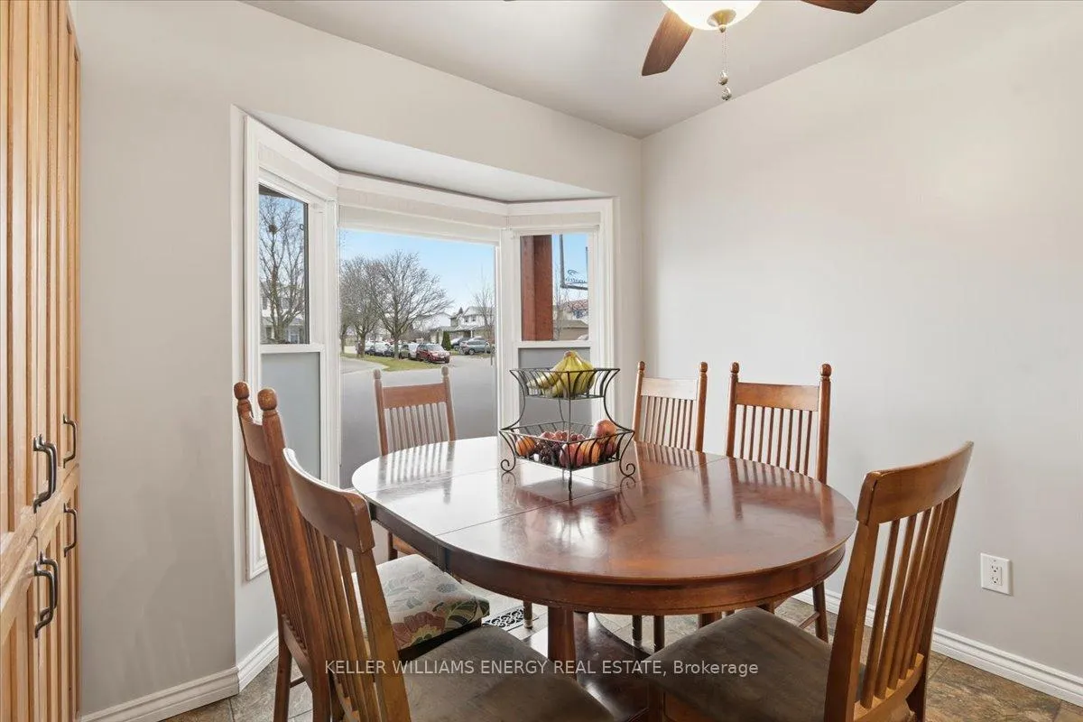 Photo 8 of 751 Bennett Crescent, Oshawa, Pinecrest — HOMEH
