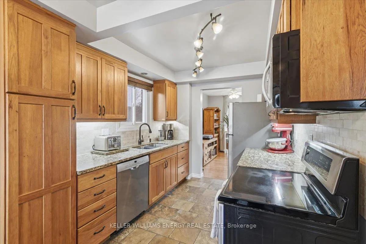 Photo 10 of 751 Bennett Crescent, Oshawa, Pinecrest — HOMEH