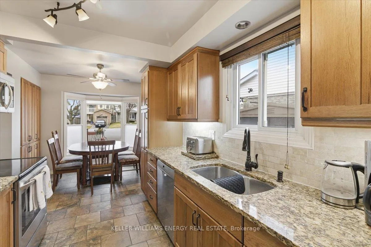 Photo 11 of 751 Bennett Crescent, Oshawa, Pinecrest — HOMEH