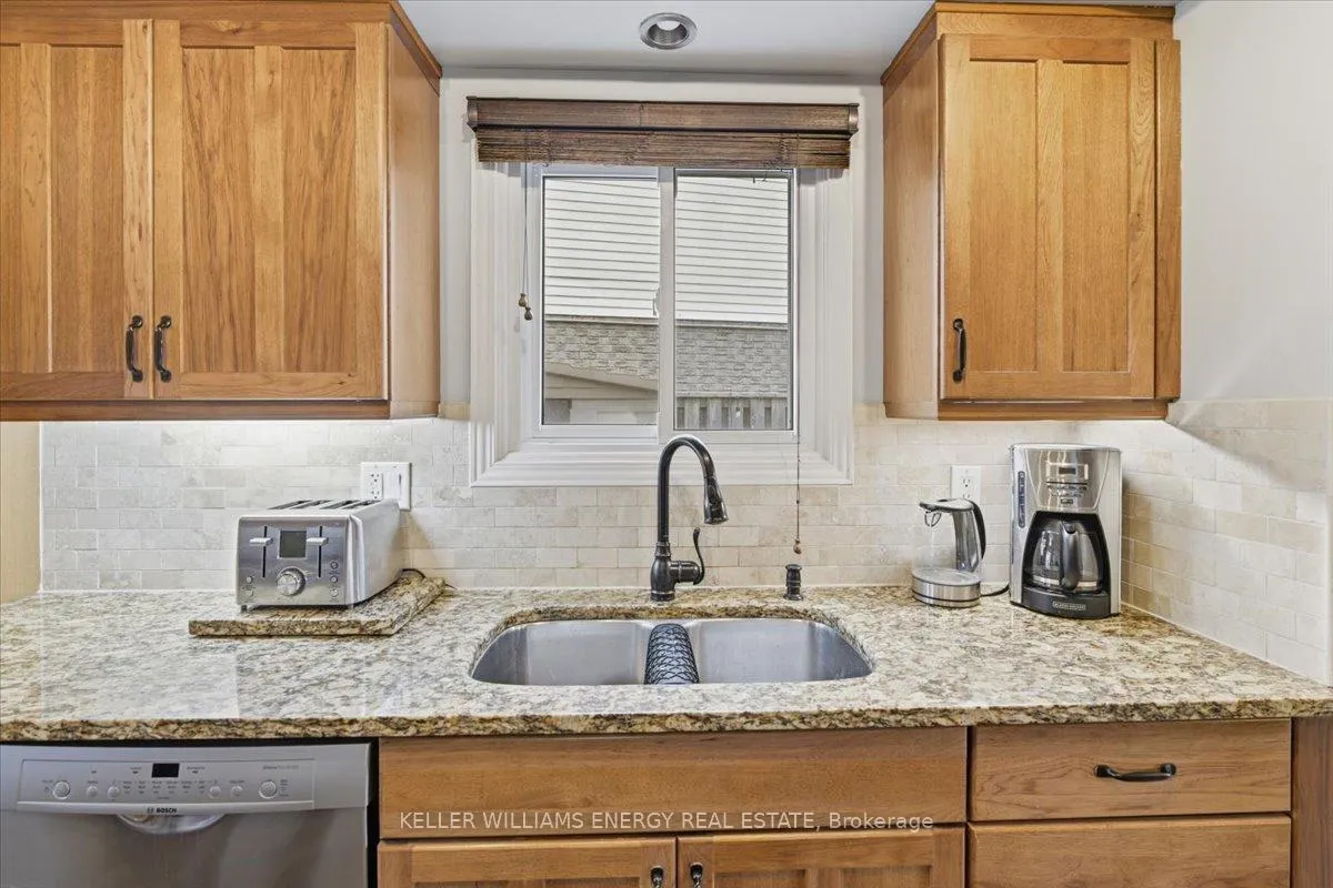 Photo 12 of 751 Bennett Crescent, Oshawa, Pinecrest — HOMEH