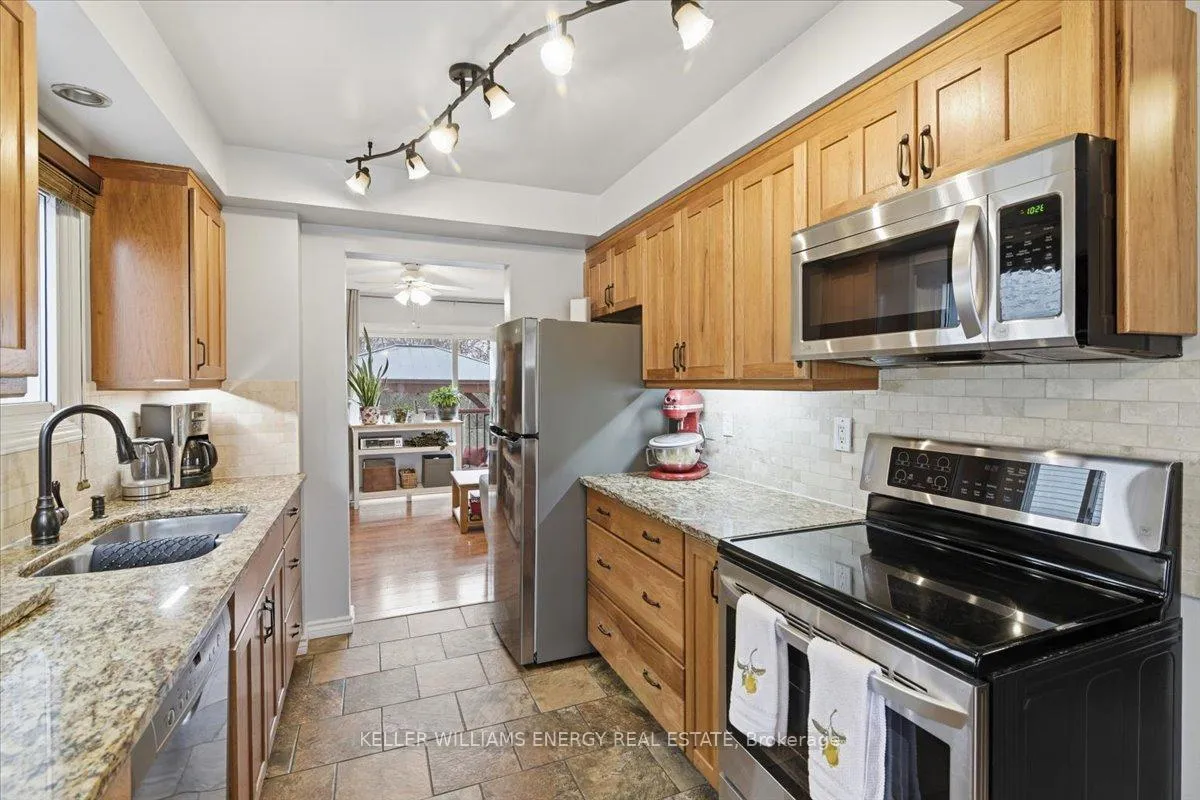 Photo 13 of 751 Bennett Crescent, Oshawa, Pinecrest — HOMEH