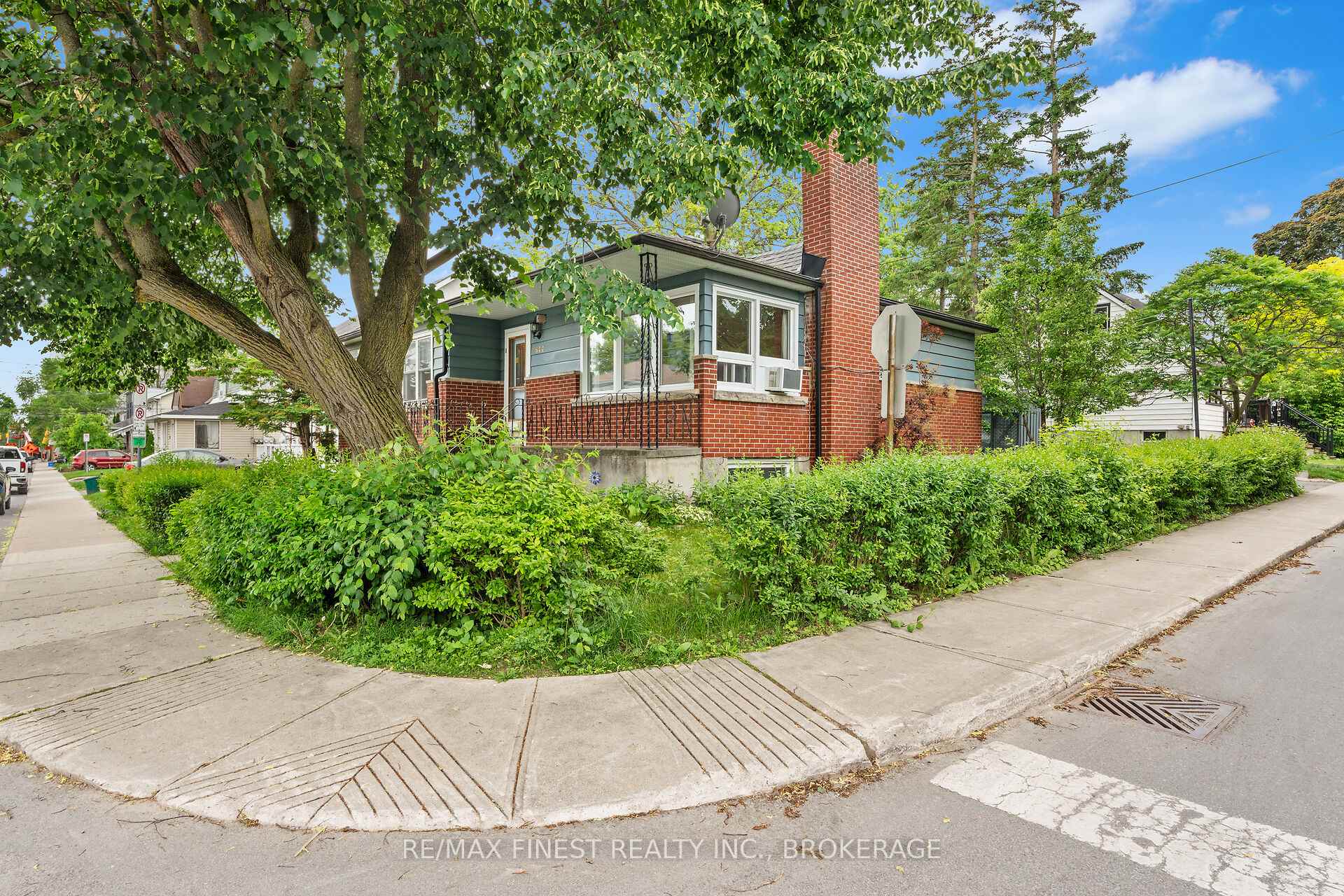Photo 3 of 644 Victoria Street, Kingston, East of Sir John A. Blvd — HOMEH