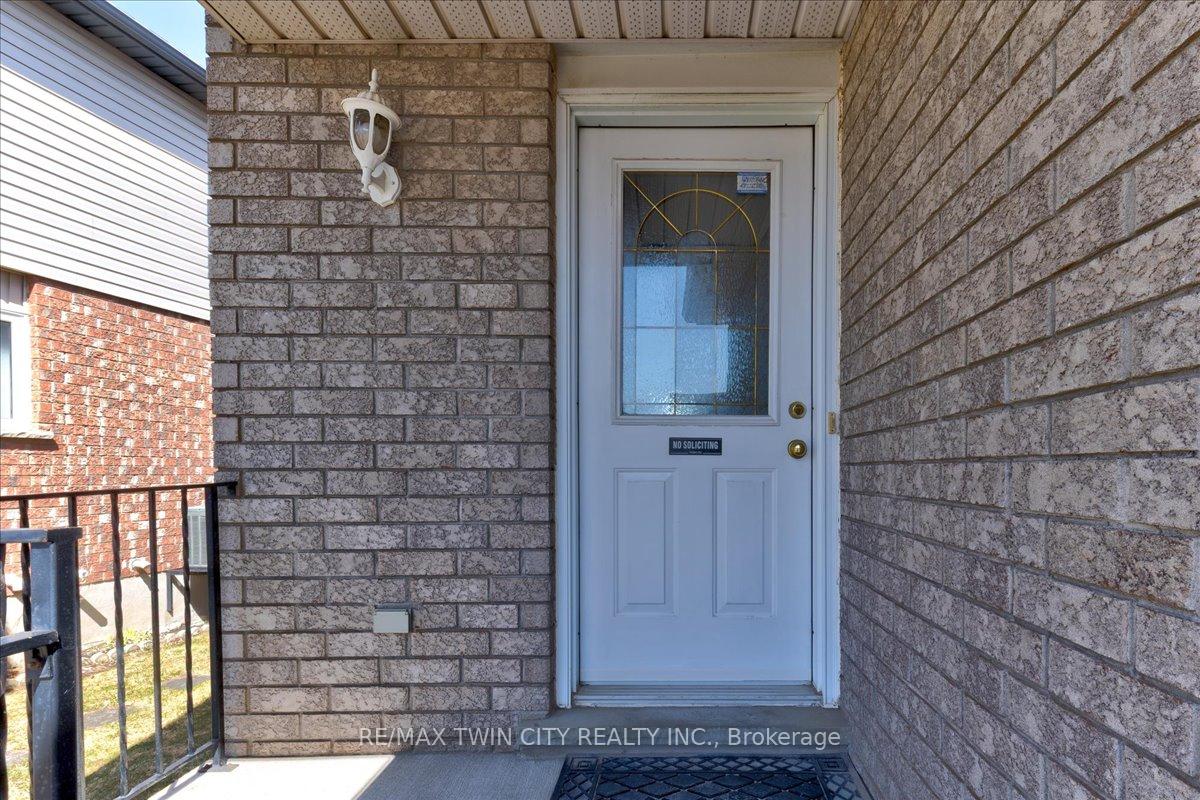 Photo 4 of 16 Marl Meadow Drive, Kitchener — HOMEH